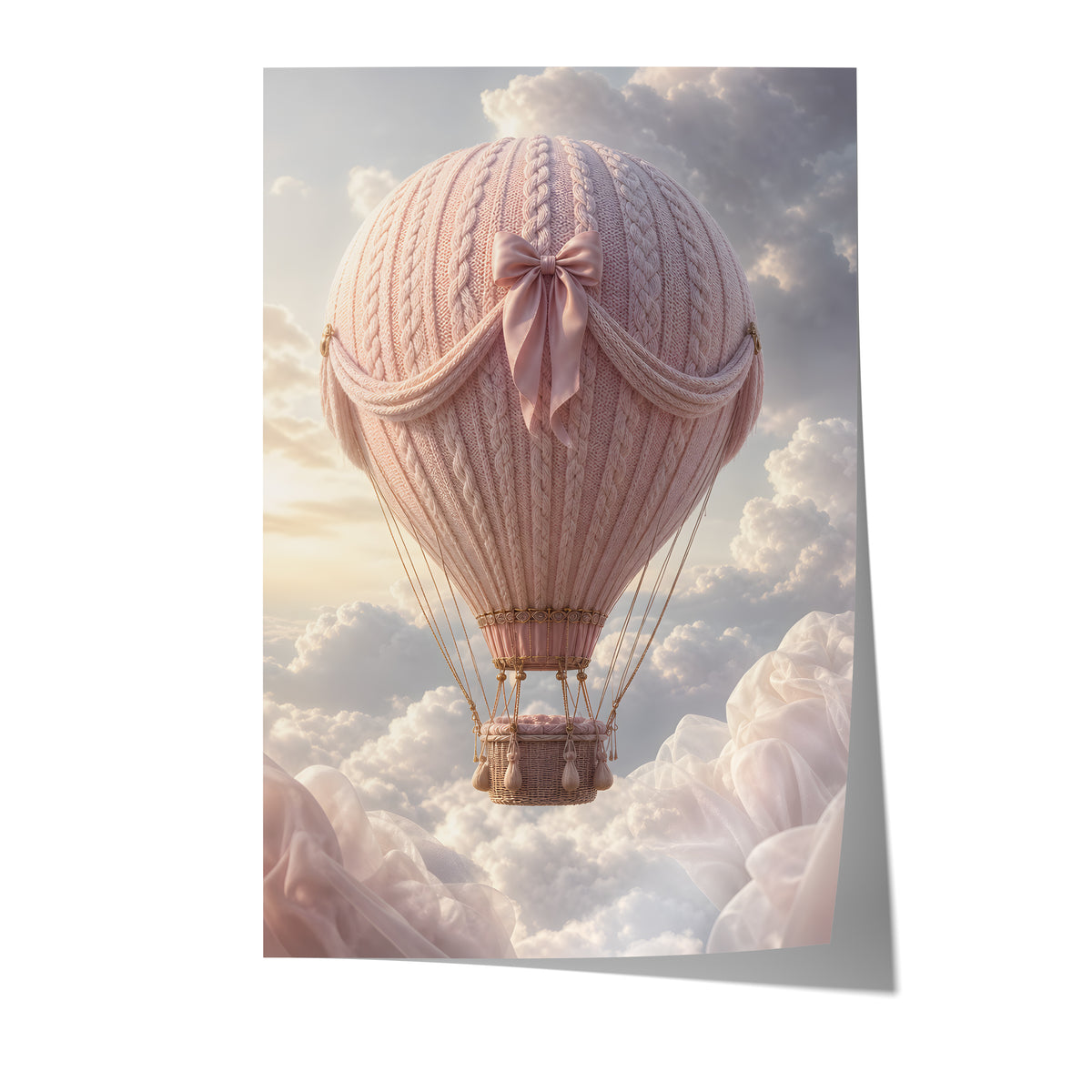Poster mit einem rosafarbenen Heißluftballon in Strickoptik mit Satinschleife über Wolken auf weißem Hintergrund.