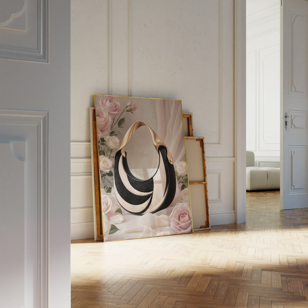 Motiv mit einer schwarz-weißen Handtasche in Tweedoptik mit goldenem Henkel zwischen Rosen, als an die Wand gelehntes Poster neben leeren Rahmen.