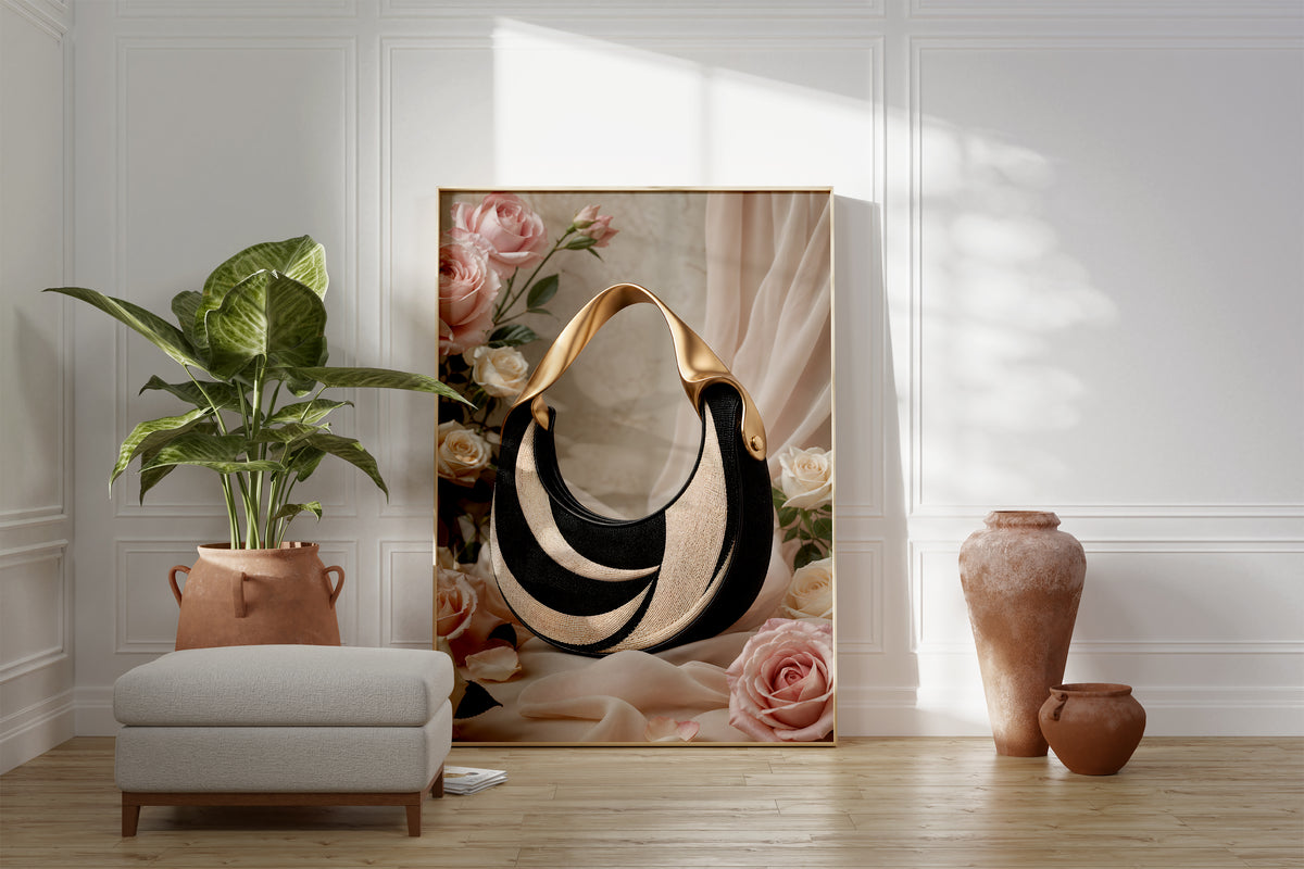 Motiv mit einer schwarz-weißen Handtasche in Tweedoptik mit goldenem Henkel zwischen Rosen, als gerahmtes Poster neben Sessel und Zimmerpflanze.