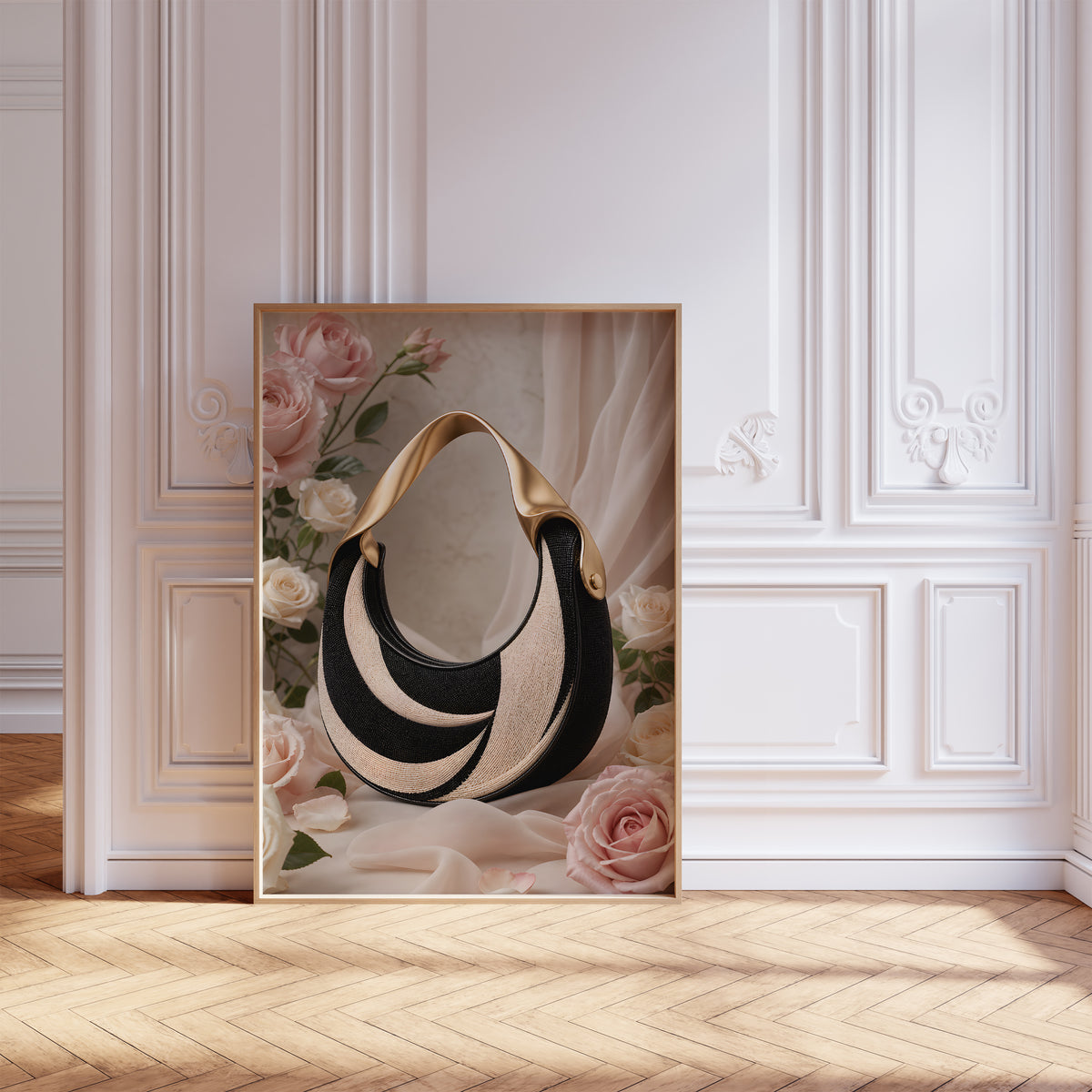 Gerahmtes Poster mit einer schwarz-weißen Handtasche in Tweedoptik mit goldenem Henkel zwischen Rosen, vor einer weißen Wand mit Zierleisten.