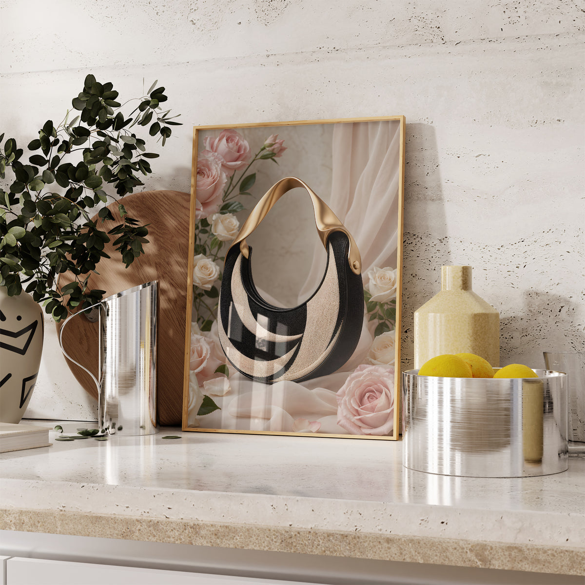 Gerahmtes Poster mit einer schwarz-weißen Handtasche in Tweedoptik mit goldenem Henkel zwischen Rosen, auf einer Küchenarbeitsplatte neben Pflanzen und Zitronen.