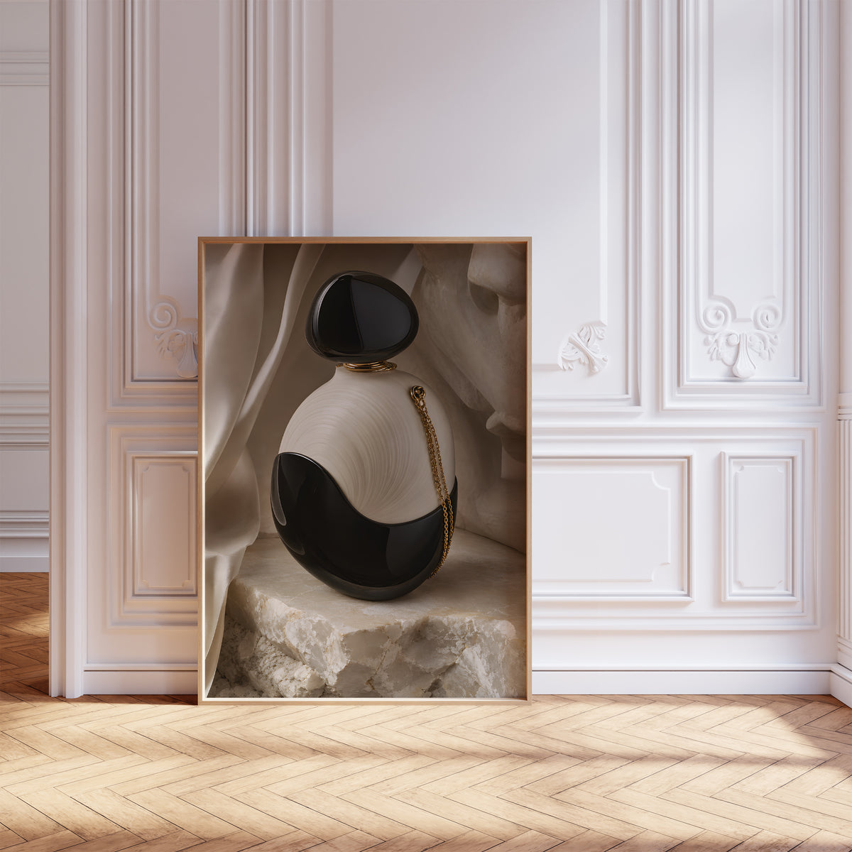 Gerahmtes Poster mit einem schwarz-weißen Parfumflakon mit einer goldenen Kette auf hellem Stein, vor einer weißen Wand mit Zierleisten.