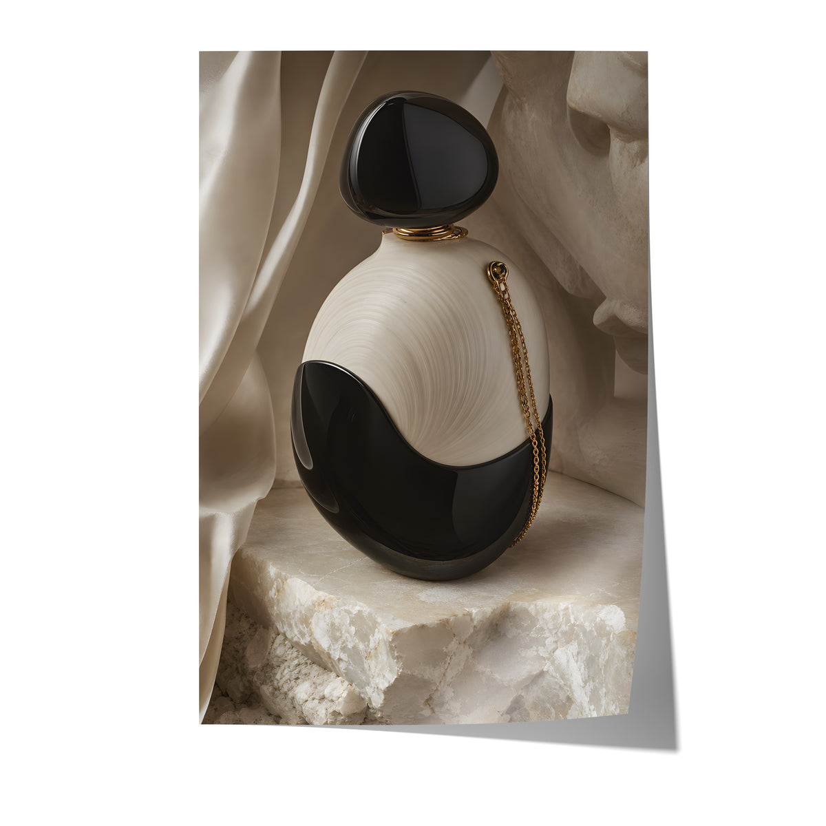 Poster mit einem schwarz-weißen Parfumflakon mit einer goldenen Kette auf hellem Stein auf weißem Hintergrund.