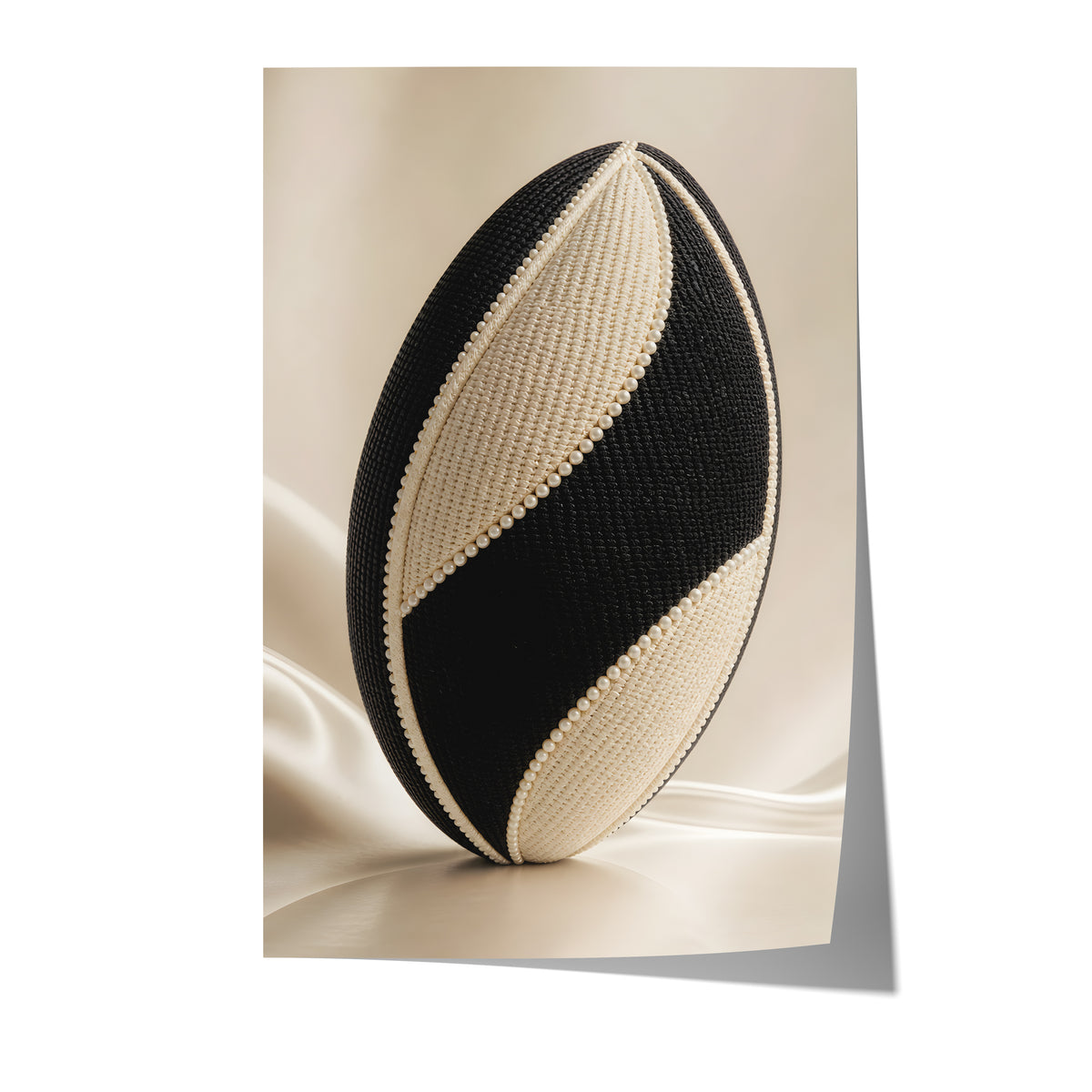 Poster mit einem schwarz-weißen Rugbyball in Tweedoptik mit Perlenbesatz auf weißem Hintergrund.