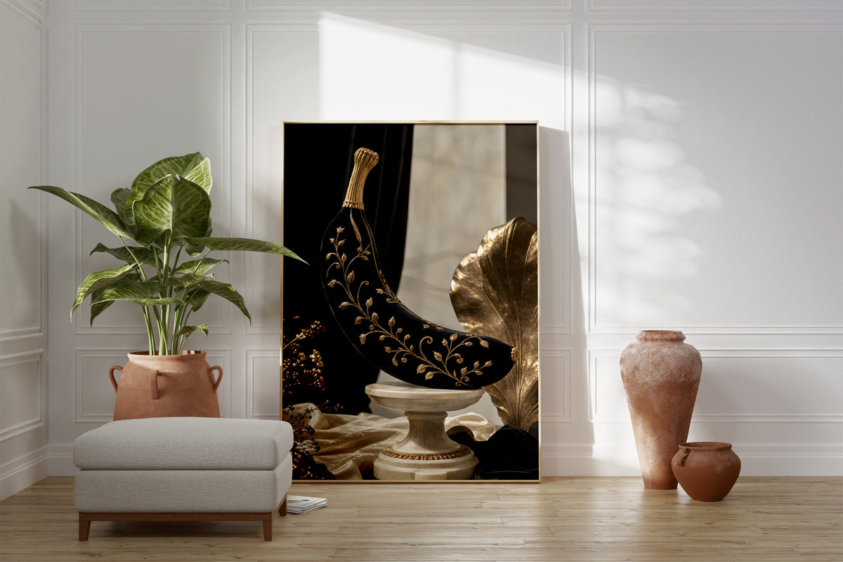 Motiv mit einer schwarzen Banane mit goldenen Ranken auf einem Marmorsockel, als gerahmtes Poster neben Sessel und Zimmerpflanze.