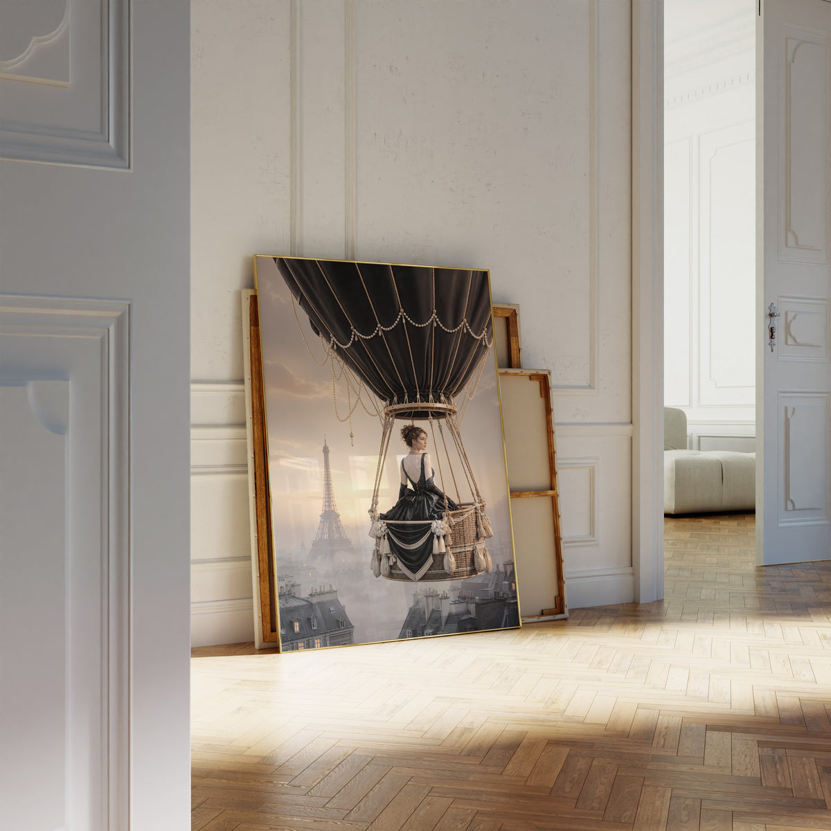 Motiv mit einer Frau im schwarzen Kleid im Korb eines schwarzen Heißluftballons über Paris, als an die Wand gelehntes Poster neben leeren Rahmen.