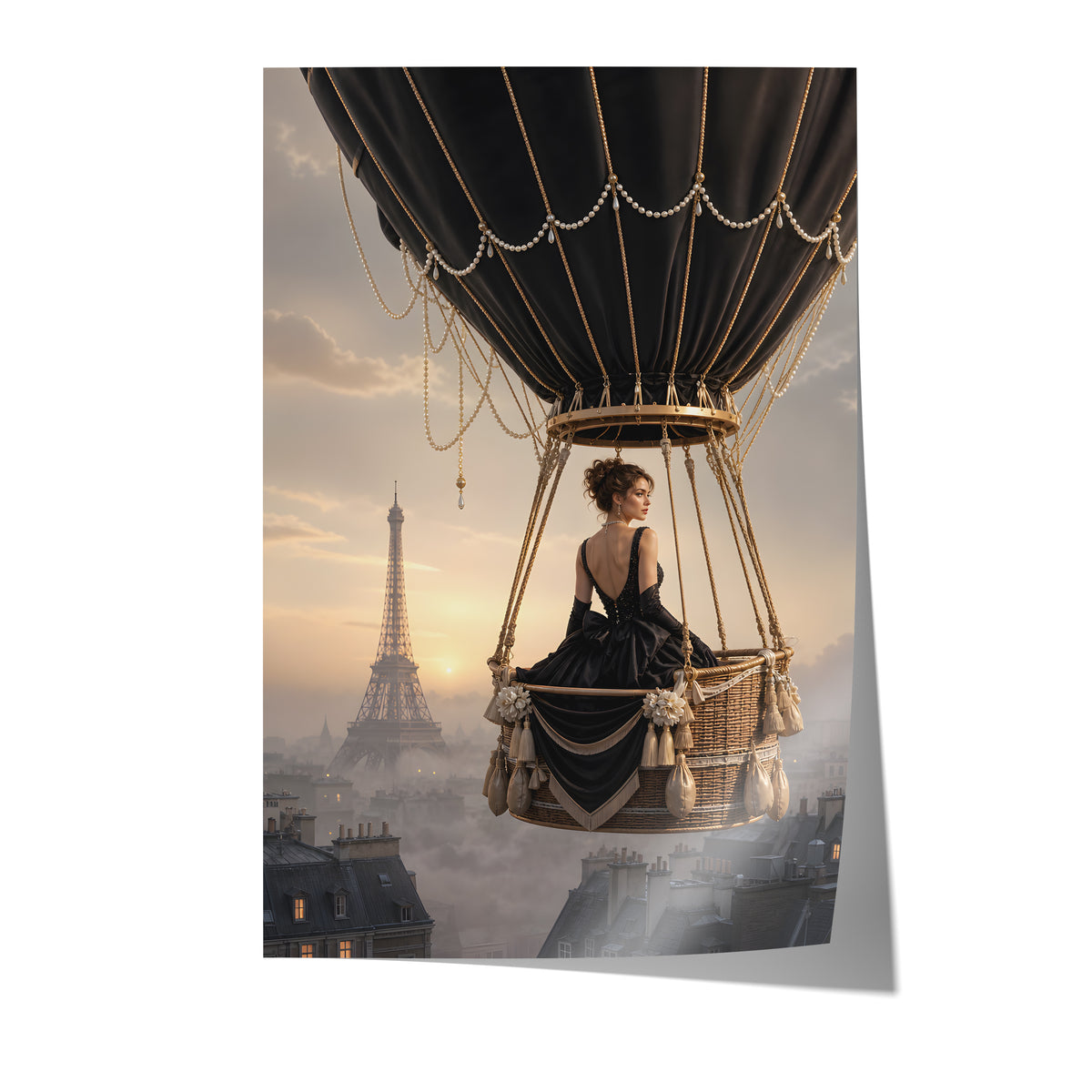 Poster mit einer Frau im schwarzen Kleid im Korb eines schwarzen Heißluftballons über Paris auf weißem Hintergrund.