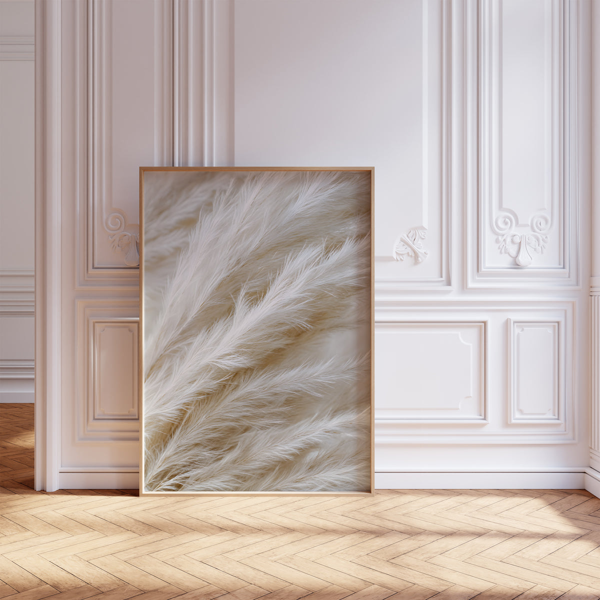 Gerahmtes Poster mit einer Nahaufnahme weißer seidiger Pampasfasern, vor einer weißen Wand mit Zierleisten.