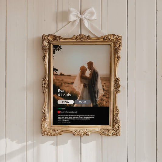 Elegantes Netflix-Poster 'Eva & Louis' in goldenem Rahmen, dekoriert mit einer Schleife, von Justgoodmood - perfekt für romantische Dekoration.
