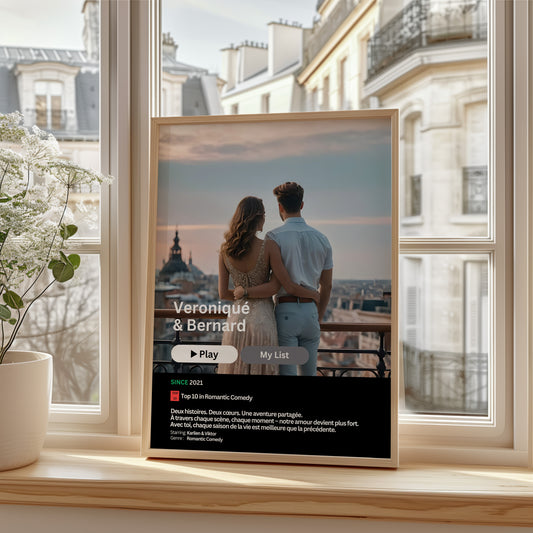 Individuell gestaltetes Netflix-Poster 'Veronique & Bernard' in stilvollem Raum mit Fenster, von Justgoodmood - personalisierte Deko für romantische Filme.