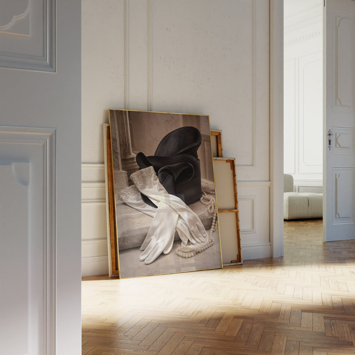Motiv mit einem Paar weißer Satinhandschuhe neben einem schwarzen Hut und Perlenketten, als an die Wand gelehntes Poster neben leeren Rahmen.