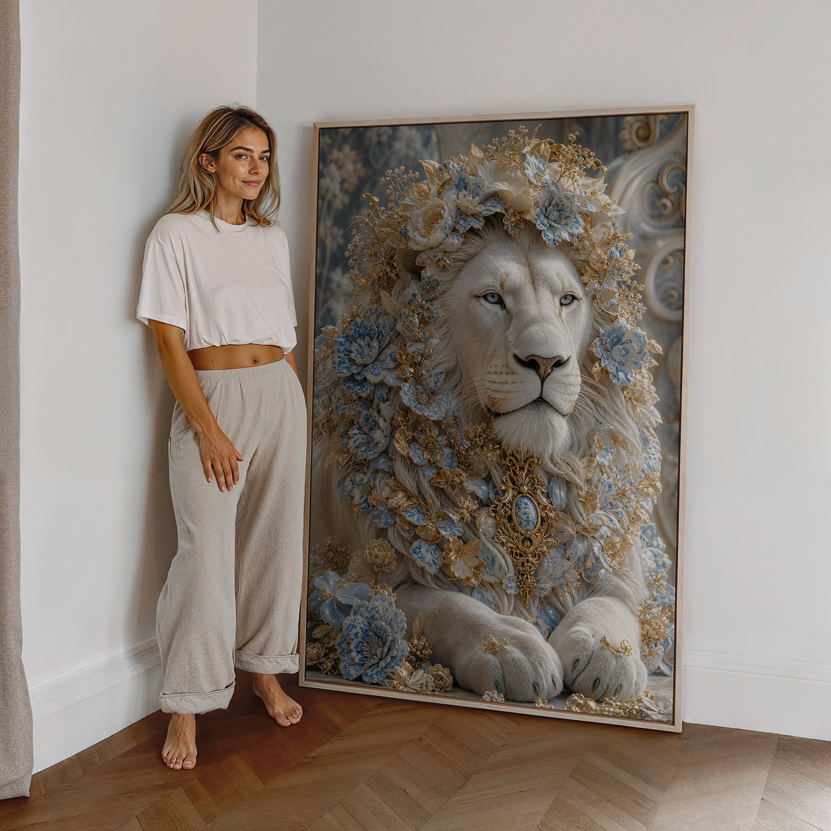 Motiv mit einem weißen Löwen, einer hellblauen Blütenkrone und goldenem Schmuck, als großes gerahmtes Wandbild neben einer Frau.