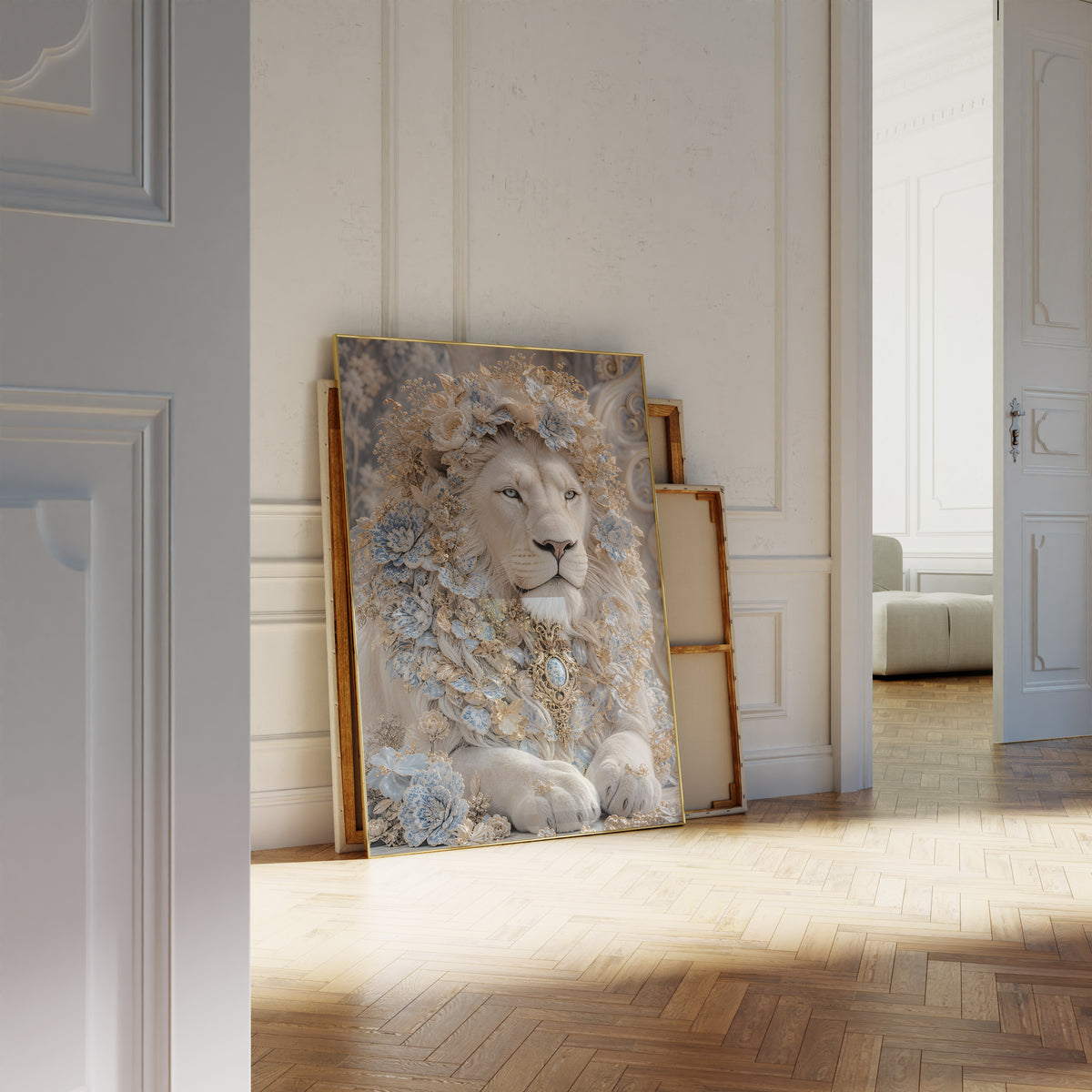 Motiv mit einem weißen Löwen, einer hellblauen Blütenkrone und goldenem Schmuck, als an die Wand gelehntes Poster neben leeren Rahmen.