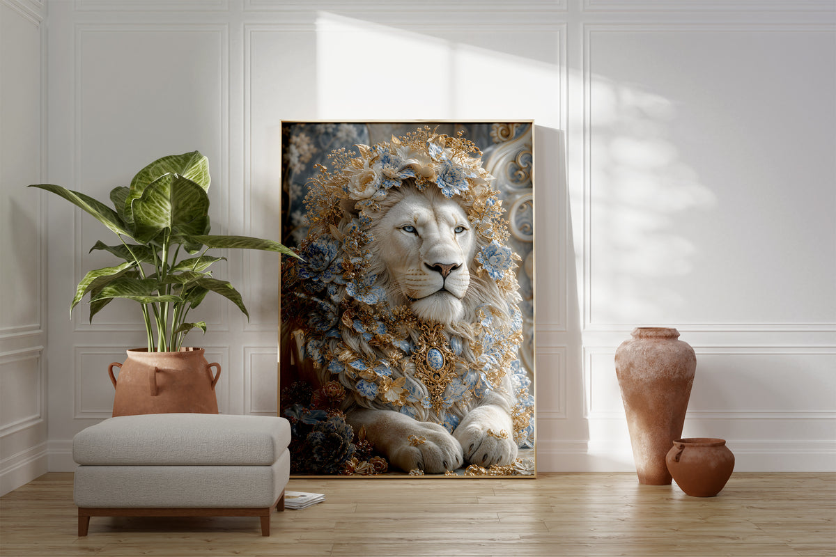 Motiv mit einem weißen Löwen, einer hellblauen Blütenkrone und goldenem Schmuck, als gerahmtes Poster neben Sessel und Zimmerpflanze.