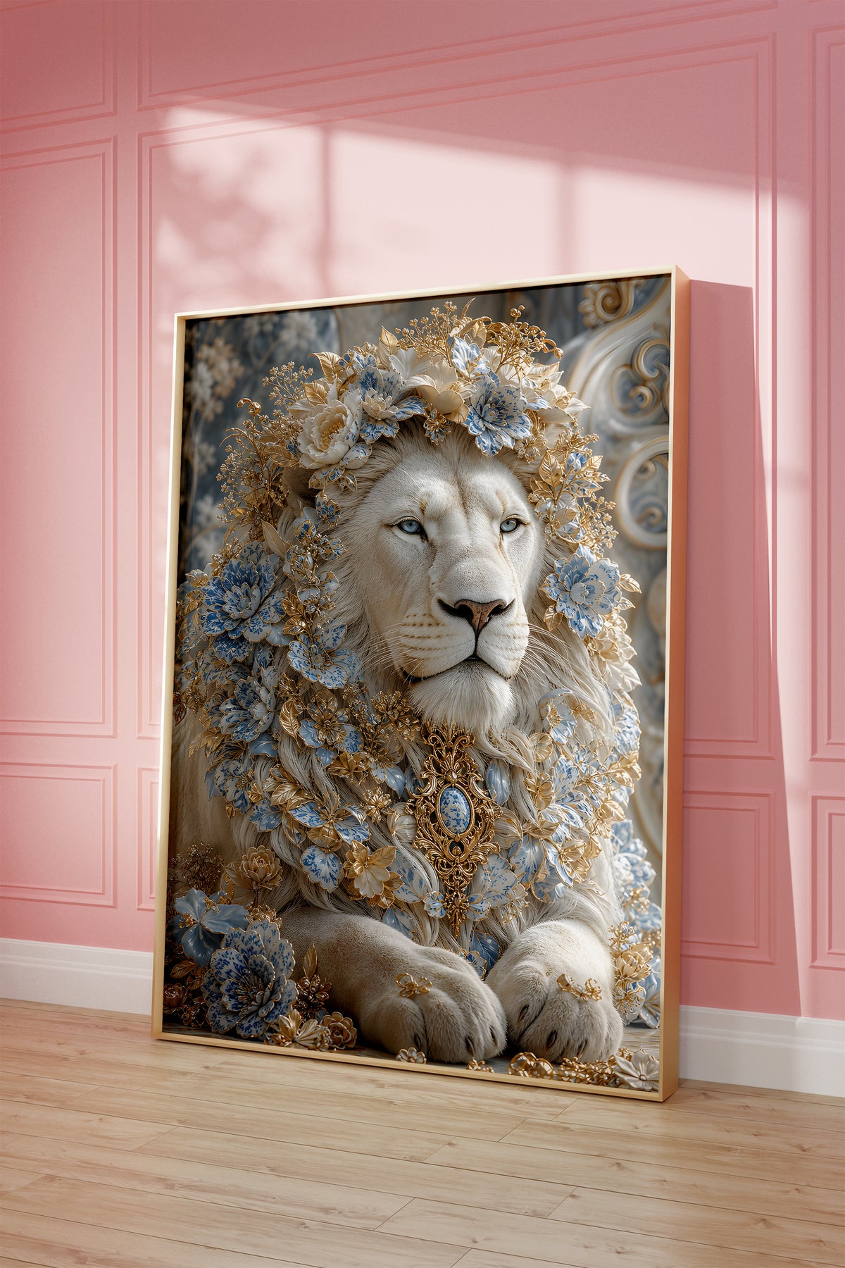 Motiv mit einem weißen Löwen, einer hellblauen Blütenkrone und goldenem Schmuck, als gerahmtes Poster vor einer rosafarbenen Wand.