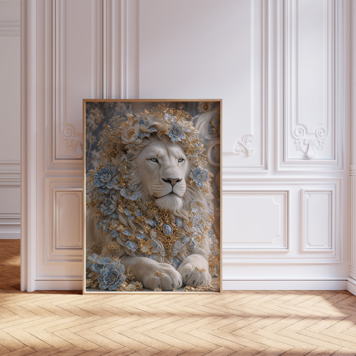 Gerahmtes Poster mit einem weißen Löwen, einer hellblauen Blütenkrone und goldenem Schmuck, vor einer weißen Wand mit Zierleisten.
