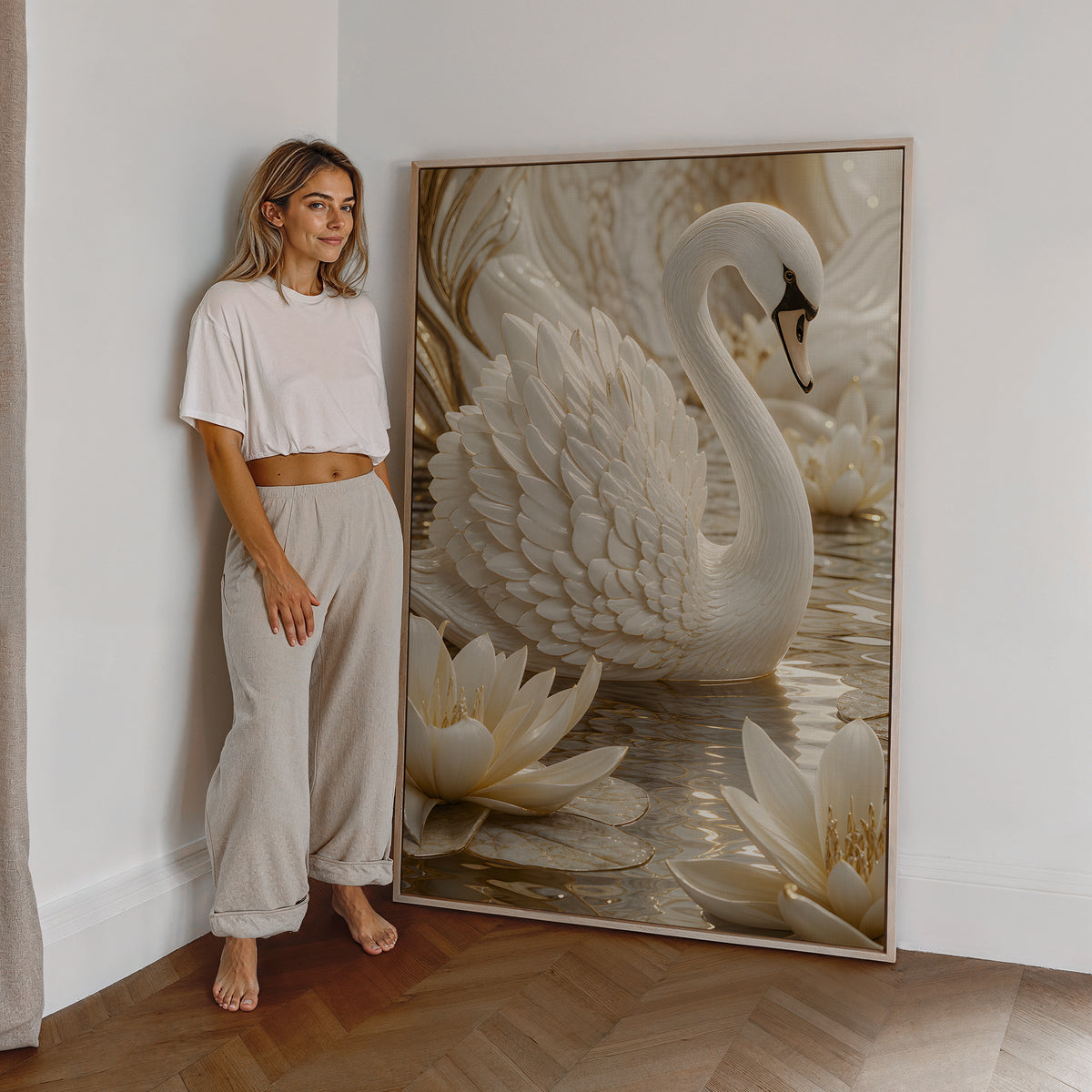 Motiv mit einem weißen Schwan auf dem Wasser zwischen weißen Seerosen, als großes gerahmtes Wandbild neben einer Frau.