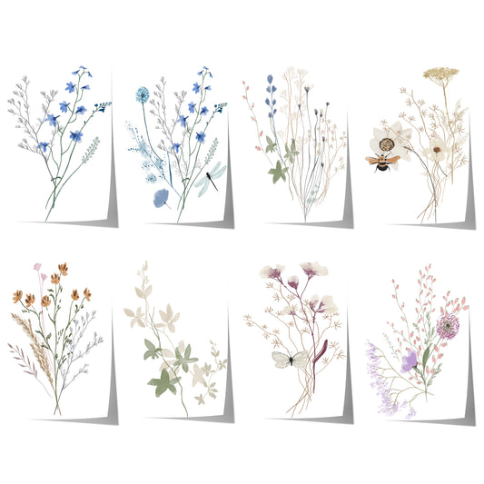 Zarte botanische Wildblumen mit blauen, rosa und cremefarbenen Blüten, filigranen Zweigen und kleinen Schmetterlingen auf weißem Hintergrund.