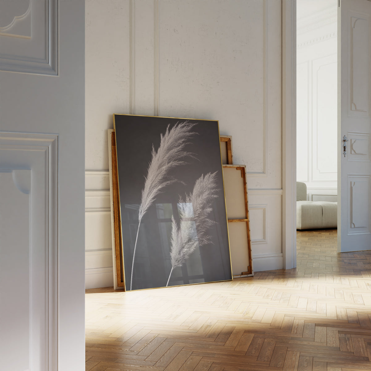 Motiv mit zwei silbrigen Pampaswedeln vor anthrazitfarbenem Hintergrund, als an die Wand gelehntes Poster neben leeren Rahmen.