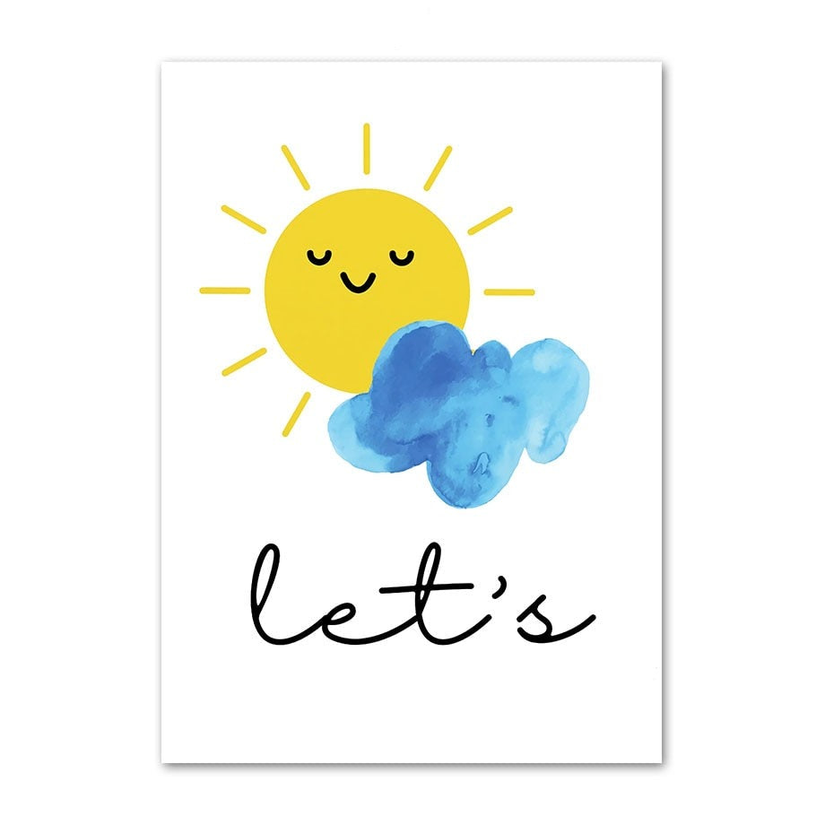 Fröhliches Poster mit einer lächelnden Sonne und Wolken, begleitet von dem Spruch "let's", perfekt für ein kinderfreundliches Ambiente, gestaltet von justgoodmood.