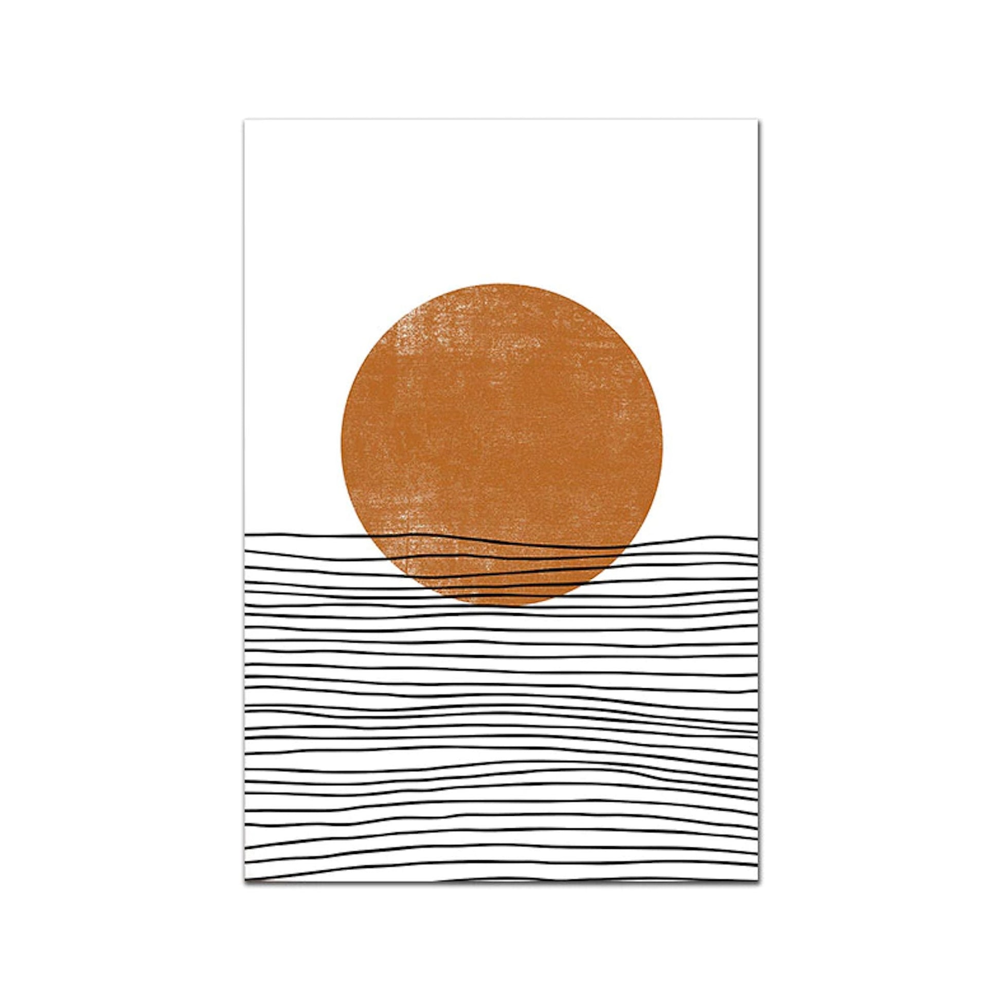 Minimalistisches Boho Poster mit einer großen, leuchtenden Sonne über Wellenlinien, ideal für einen frischen Akzent in Ihrem Zuhause. Von JustGoodMood, Poster Boho Sonne Botanik Blätter.