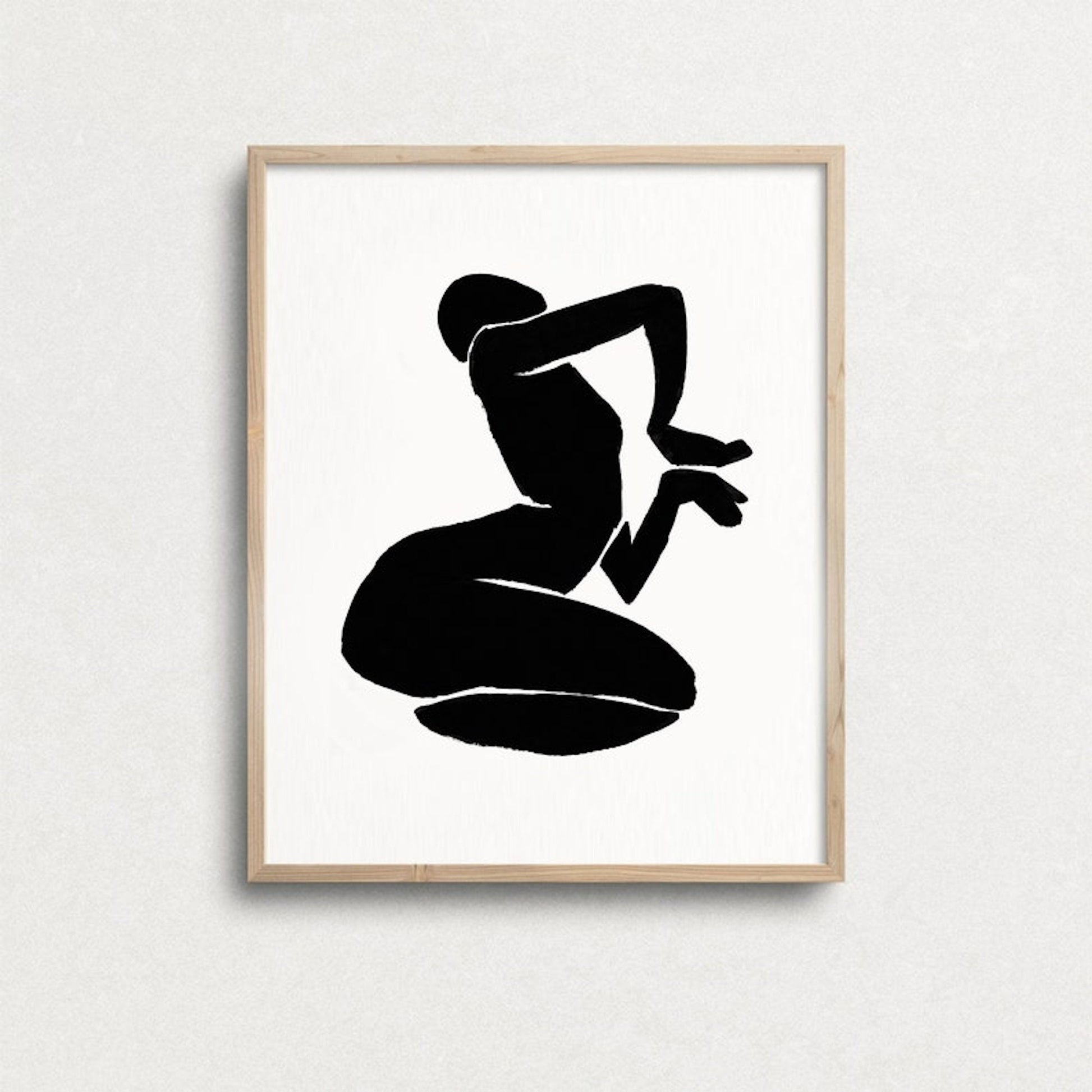 Elegantes Schwarz-Weiß Poster mit einer stilisierten Figur von justgoodmood, das dem Raum eine kunstvolle Note verleiht und perfekt als Deko-Print geeignet ist.