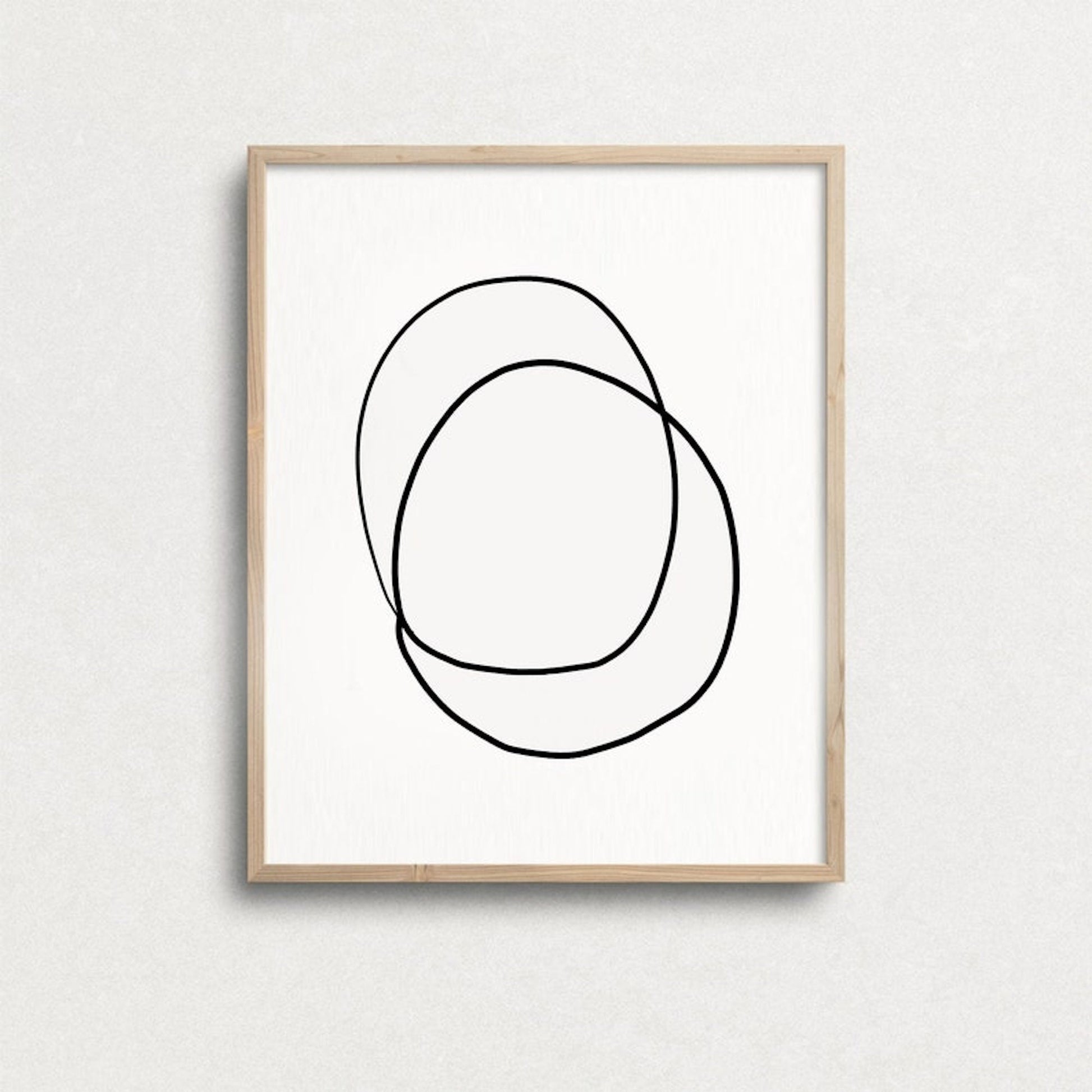 Minimalistisches Poster mit zwei überlappenden Kreisen von justgoodmood, das zeitlose Eleganz ausstrahlt und fantastisch in jede Inneneinrichtung passt.