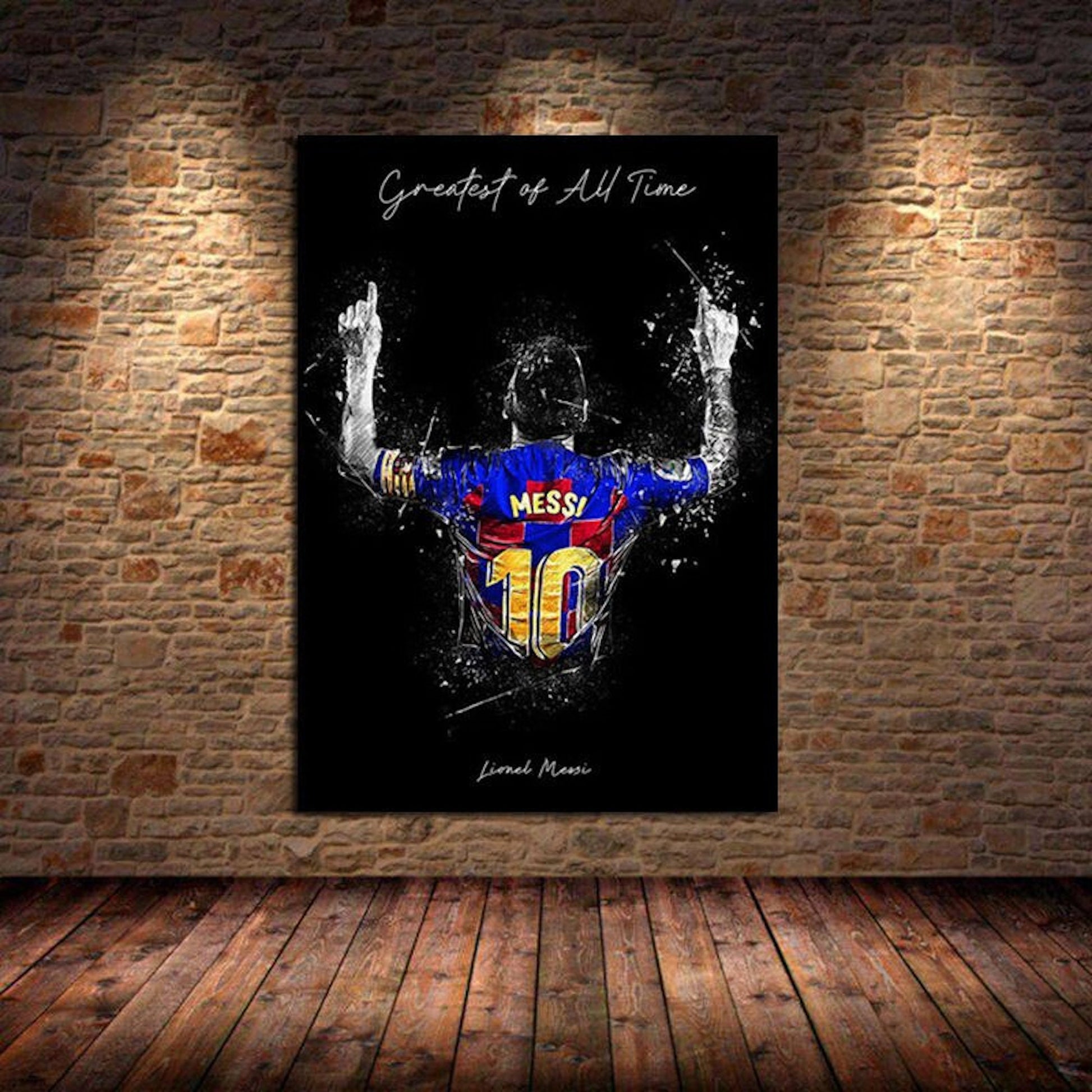 Inspirierendes Poster von Lionel Messi, gekennzeichnet als "Greatest of All Time" in seinem ikonischen Barcelona-Trikot. Ein stilvoller Deko Print ohne Rahmen von justgoodmood.