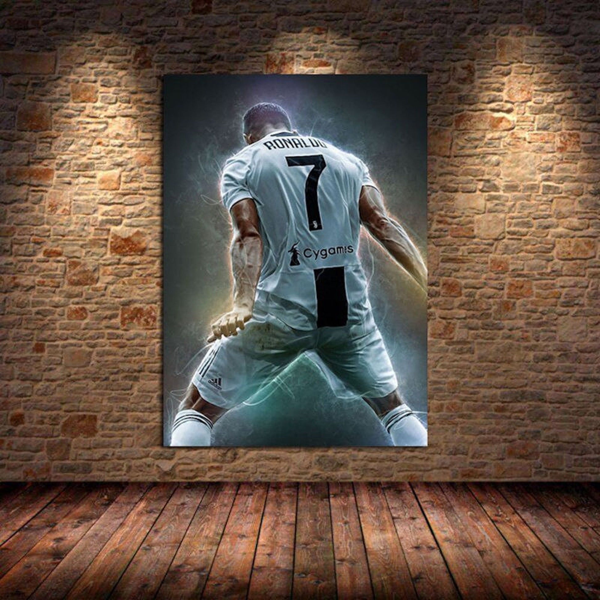 Kristallklare Darstellung von Cristiano Ronaldo in einem Juventus-Trikot, dynamisch und kraftvoll. Perfekt als Deko Print ohne Rahmen von justgoodmood.