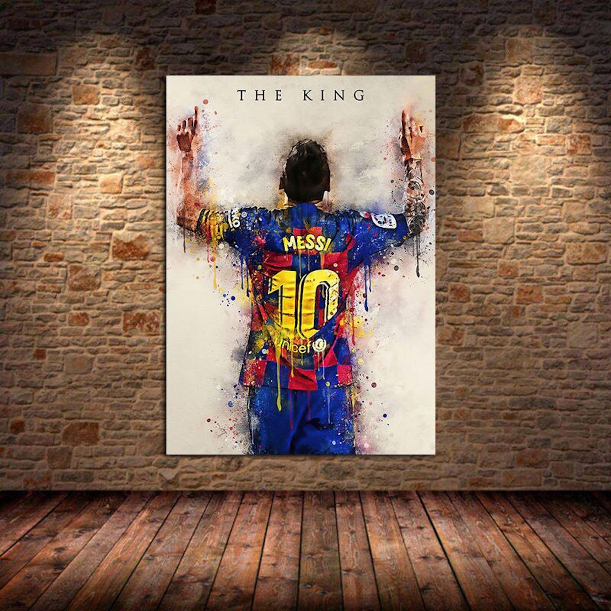 Farbenfrohes Kunstwerk von Lionel Messi, dargestellt mit dem Titel "The King" in einem lebhaft gestalteten Barcelona-Trikot. Ein schöner Deko Print ohne Rahmen von justgoodmood.