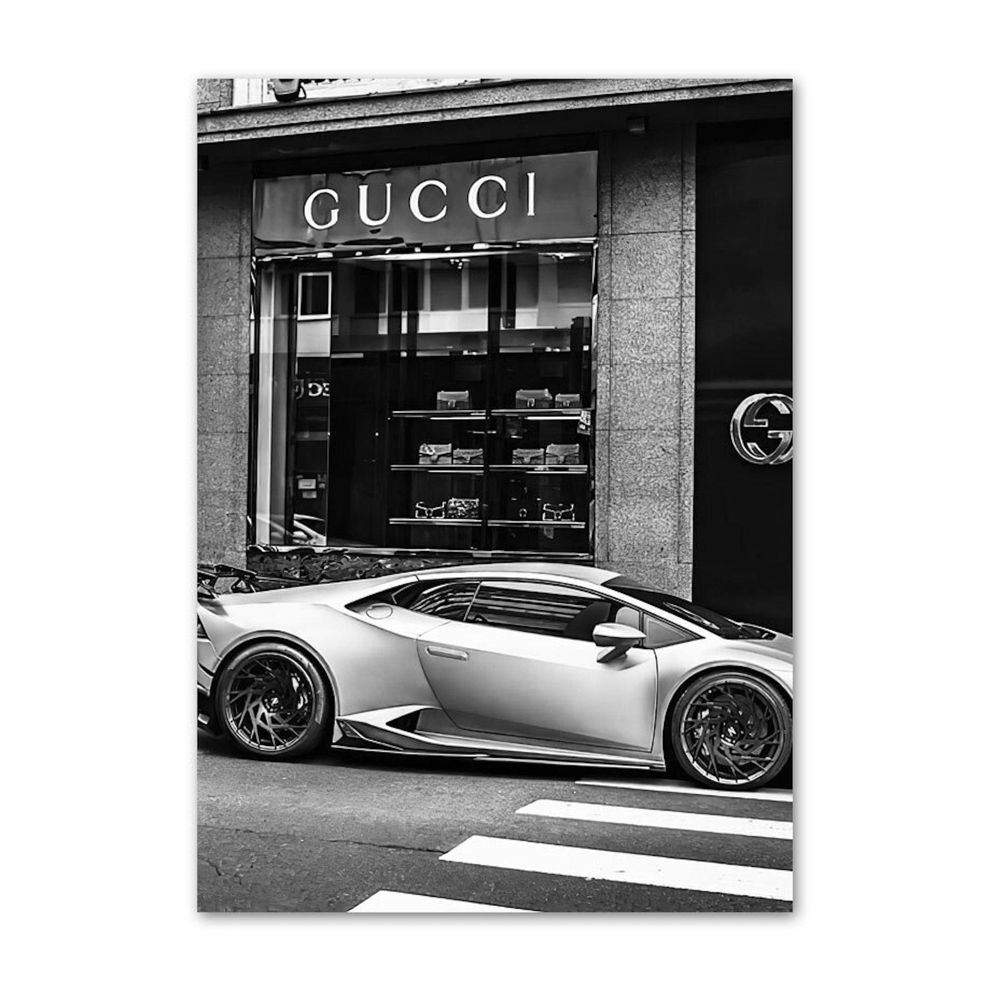 Modisches Poster von justgoodmood mit dem Titel "Luxus Fahrzeuge und Geschäfte" - Ein dynamisches Bild eines Gucci Geschäfts mit einem beeindruckenden Sportwagen, das Eleganz und Exklusivität ausstrahlt.