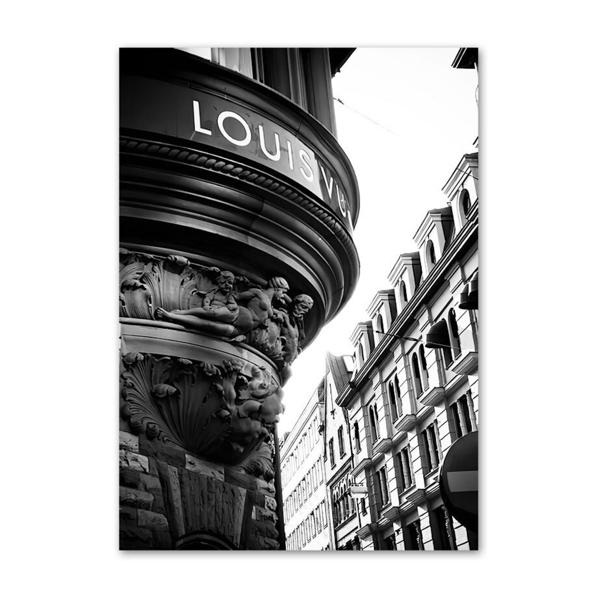 Elegantes Poster von justgoodmood mit dem Titel "Luxus Fahrzeuge und Geschäfte" - Eine stilvolle Aufnahme einer Louis Vuitton Boutique, die den Charme und Luxus eines urbanen Umfelds einfängt.
