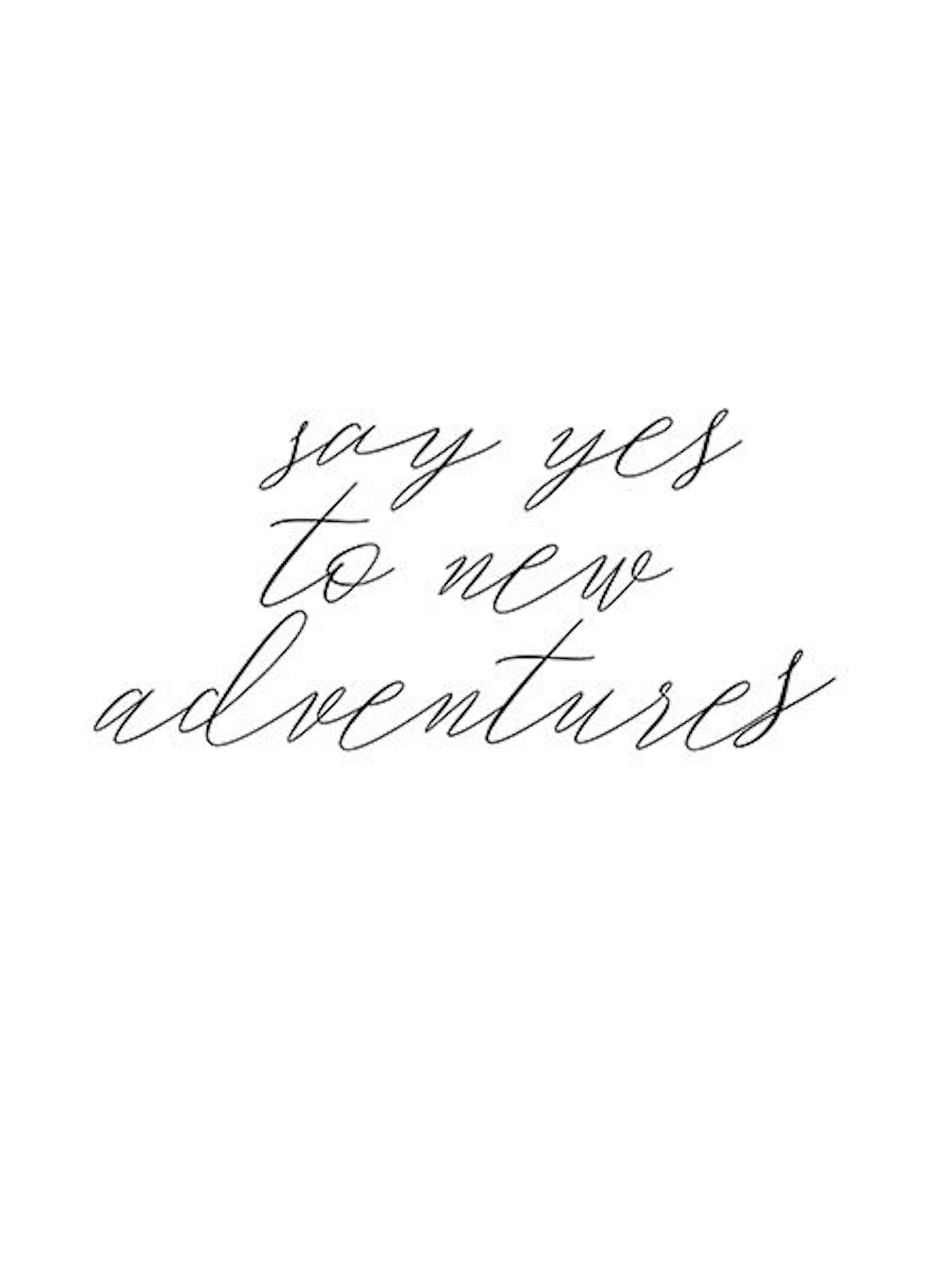 Ein inspirierendes Wandbild von justgoodmood mit dem eleganten Schriftzug 'say yes to new adventures'. Dieses Poster bringt einen fröhlichen Akzent in jeden Raum und ergänzt perfekt das Thema des Posters 'Indianerin in der Wüste'.
