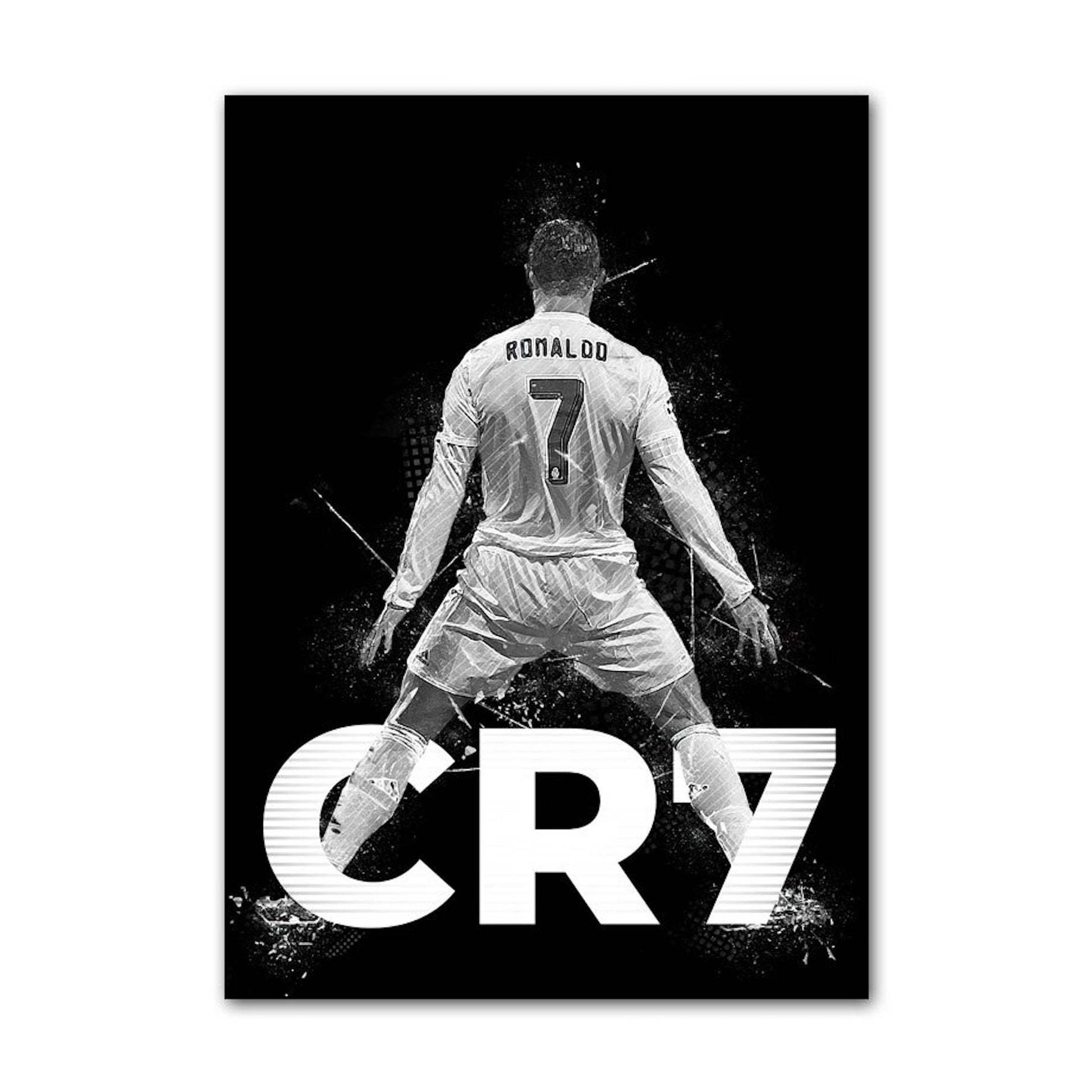 Poster Fußball Cristiano Ronaldo Jubel mit Pokal als Deko Print ohne Rahmen von justgoodmood zeigt Cristiano Ronaldo in Rückansicht, ergänzt mit einem dynamischen 'CR7' Schriftzug, ideal für Jugendliche und Sportfans.