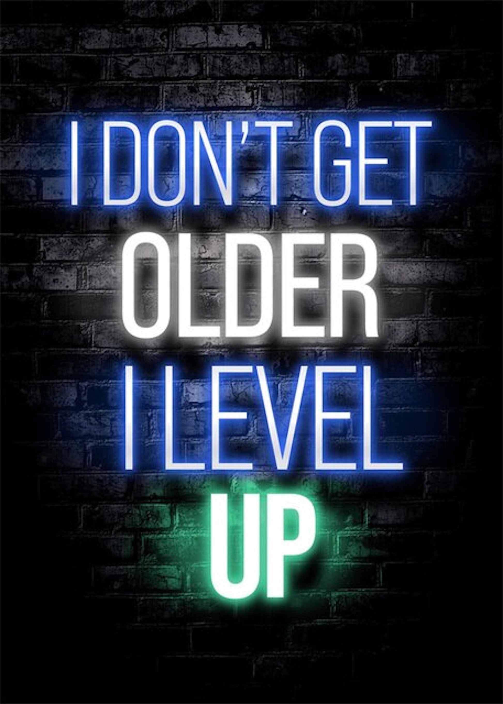 Leuchtendes Poster mit dem Spruch 'I DON’T GET OLDER I LEVEL UP' von justgoodmood, perfektes Deko Print für Gamer.