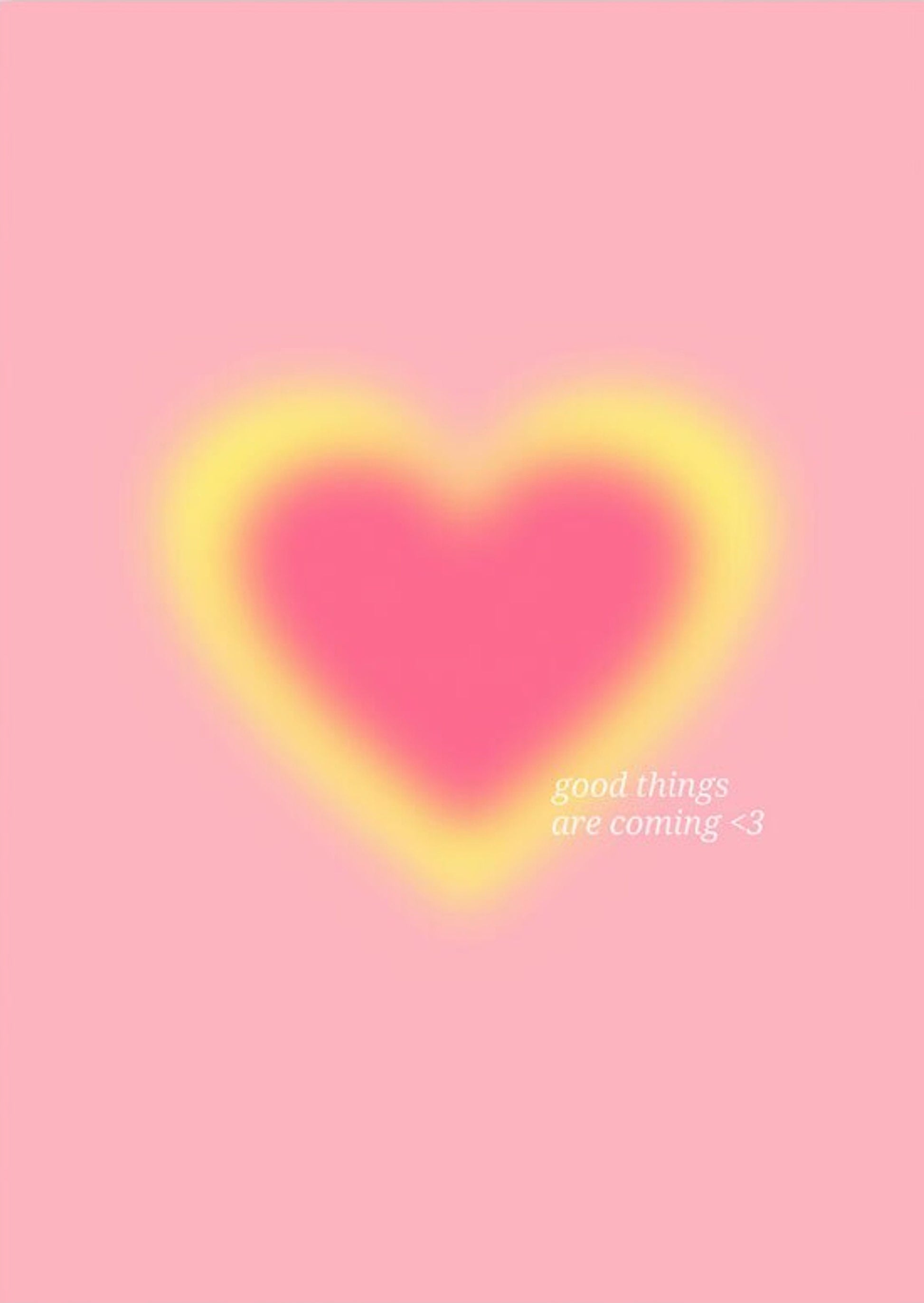 Charmantes Poster mit Herzmotiv 'Good Things Are Coming' von justgoodmood, in sanften Rosa- und Gelbtönen.