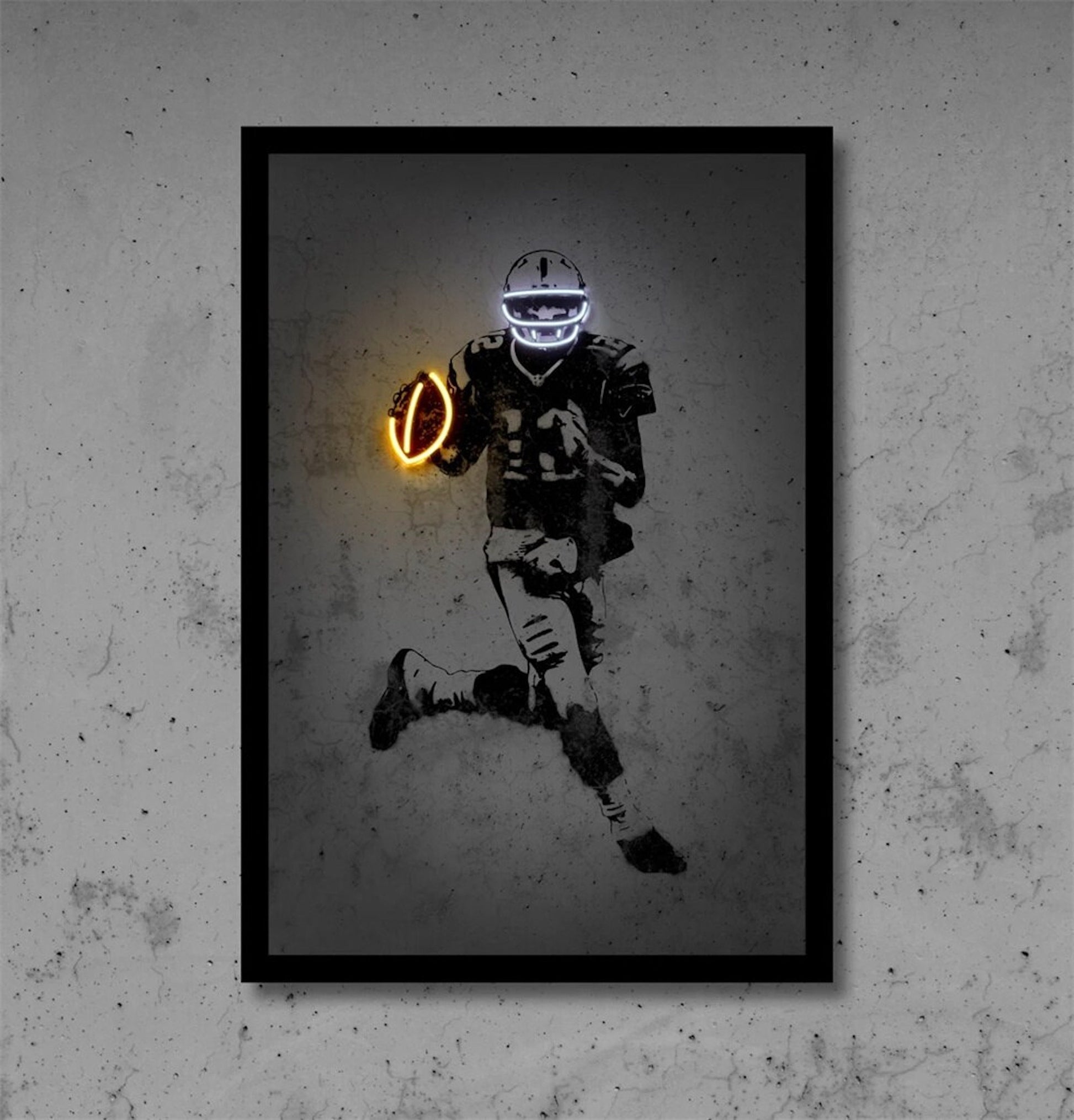 Dynamisches Poster eines Football Spielers in Aktion mit neonglühendem Ball von justgoodmood, tolle Deko für Fanräume oder Kinderzimmer.