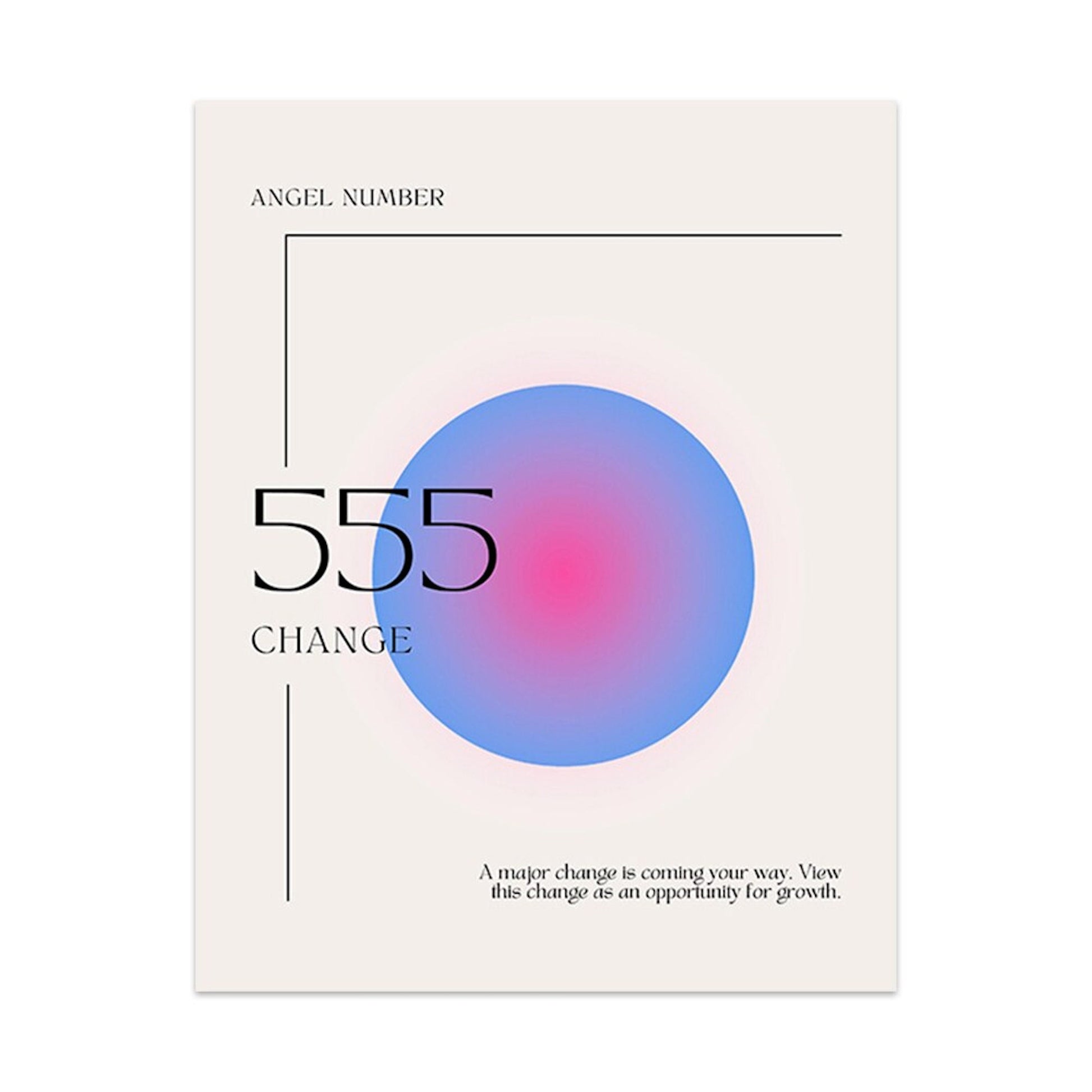 Inspirierendes Poster von justgoodmood, das die Engelszahl 555 mit der Bedeutung 'Change' darstellt. Mit einer dynamischen Farbpalette in Blau und Pink ermutigt es, Veränderungen als Wachstumschance zu sehen.