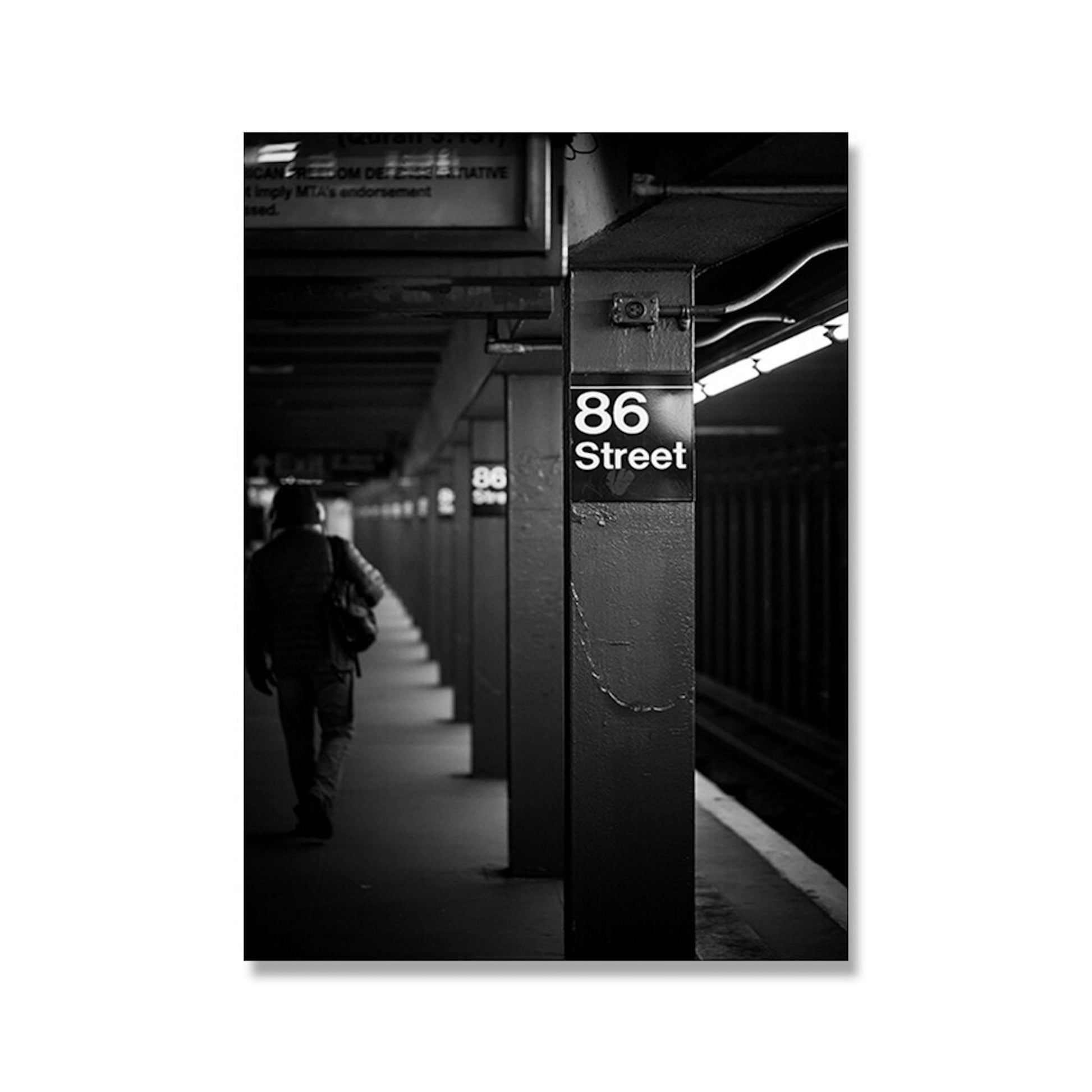 Inspiriertes Poster von justgoodmood mit einer U-Bahn Station, das das urbane Leben farbenfroh einfängt.