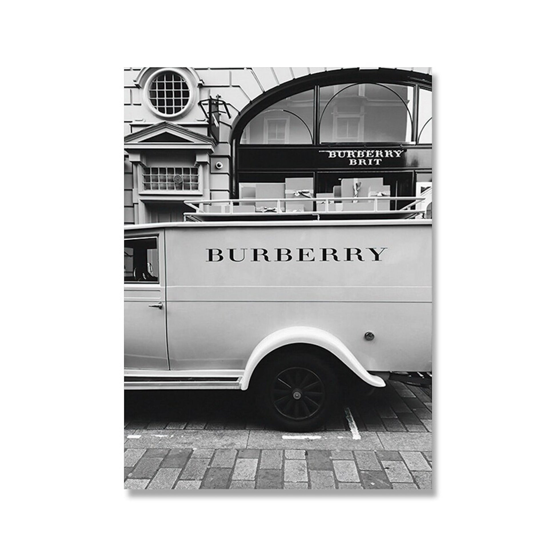 Elegantes Poster von justgoodmood mit einem Burberry Fahrzeug, das Stil und Klasse in Ihrer Wandkunst verkörpert.