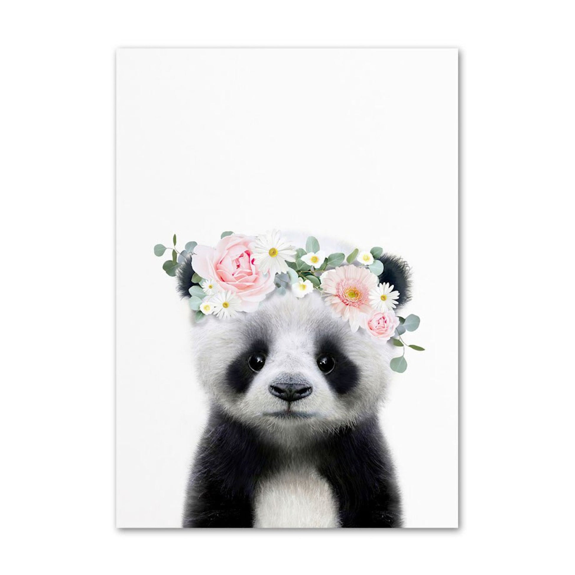 Putzi Panda mit floralen Akzenten in einem Poster von justgoodmood. Inspirierende Kinder Tiere mit Blumenkranz für ein fröhliches Zuhause.