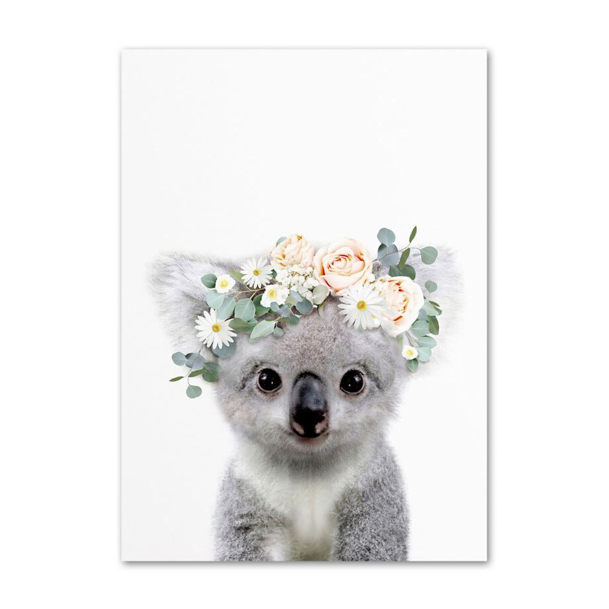 Ein süßer Koala mit einem Blumenkranz, charmante Wandkunst von justgoodmood für das Kinderzimmer.
