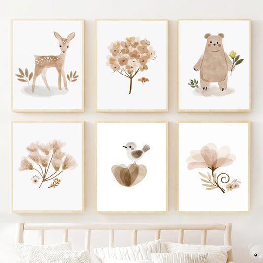 Fröhliches Wanddekor mit einem Reh, Blumen und einem Bären im Boho Stil. Poster Kinder süße Tiere von justgoodmood.