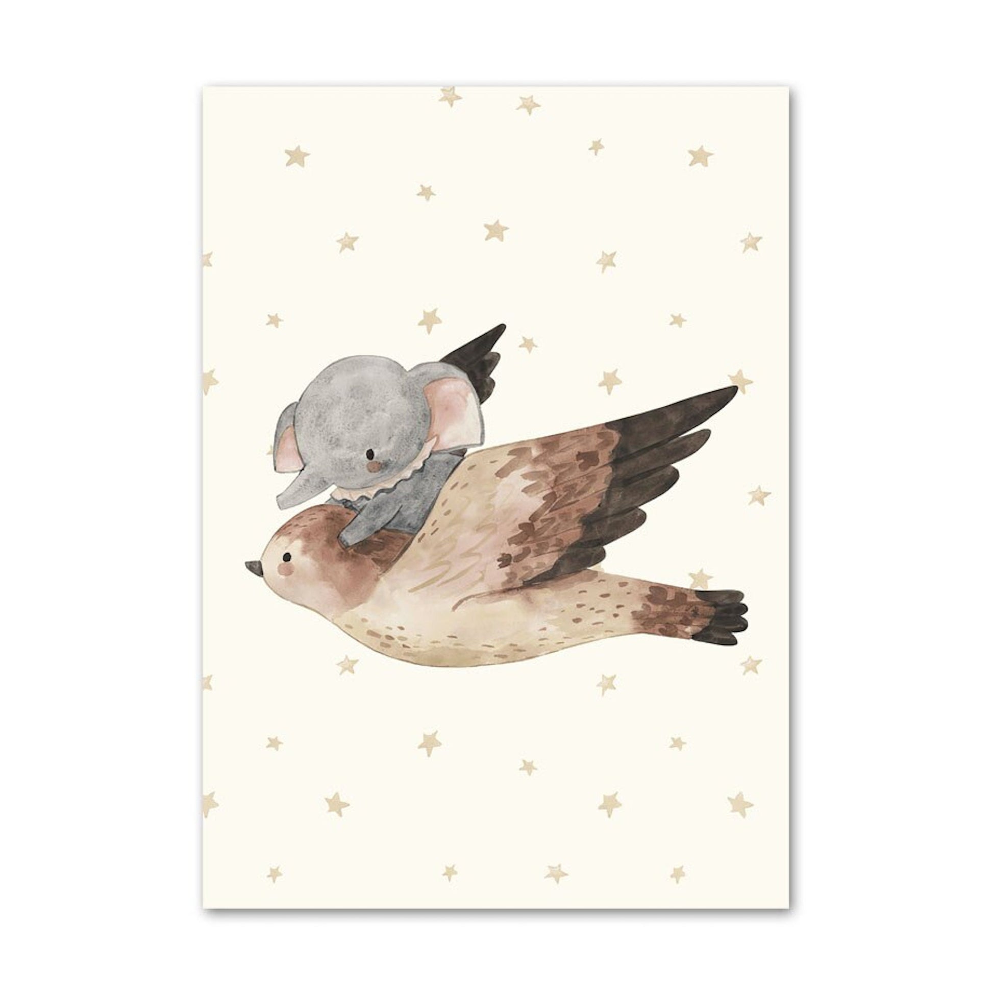 Entzückendes Poster von justgoodmood, das einen Koala zeigt, der auf einem Vogel sitzt und durch einen mit Sternen geschmückten Himmel fliegt. Perfekt für die kreative Gestaltung eines Babyzimmers.