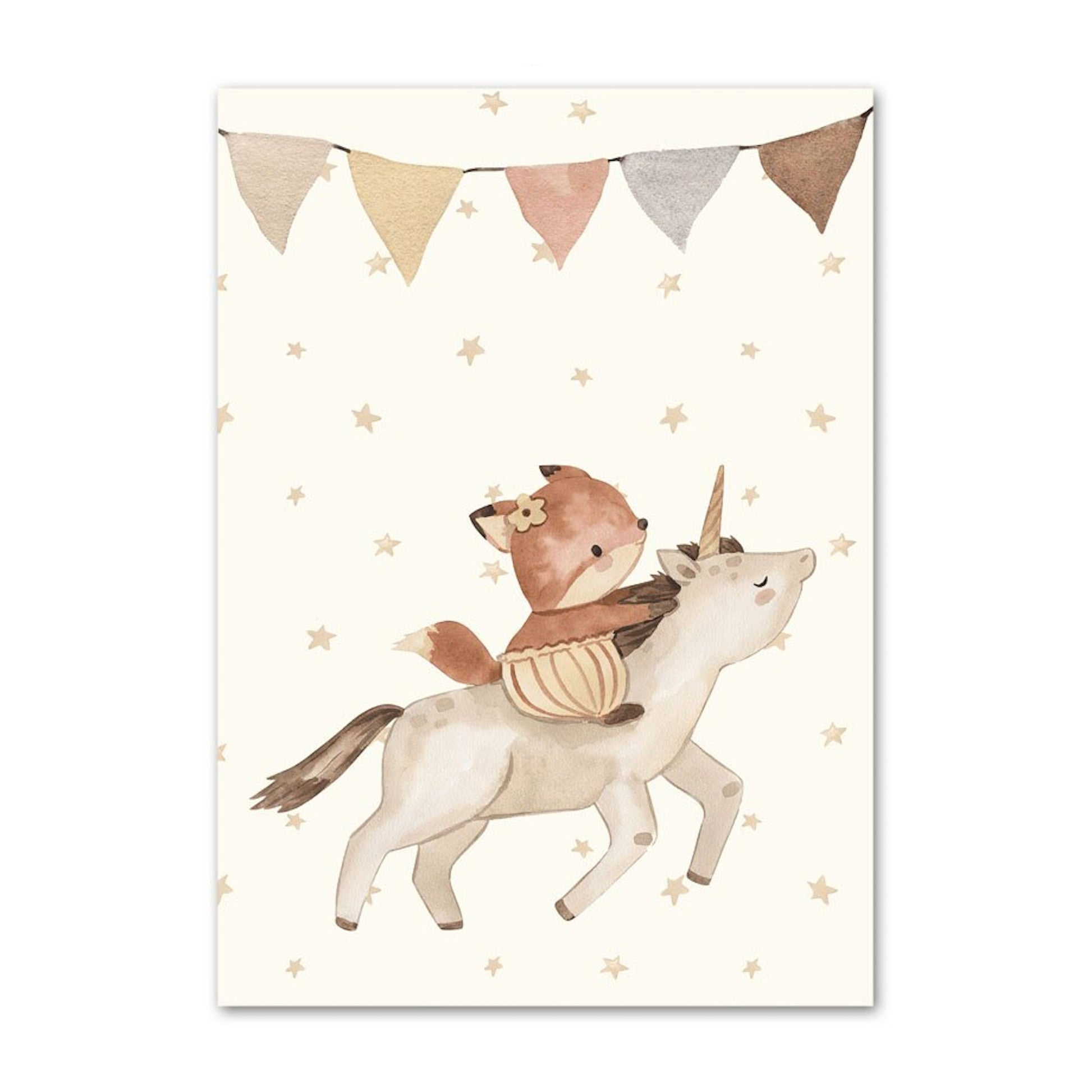 Wunderschönes Poster von justgoodmood, das einen Fuchs zeigt, der auf einem Einhorn reitet und durch einen sternenübersäten Himmel fliegt. Ein fröhliches Deko-Element für das Kinderzimmer.