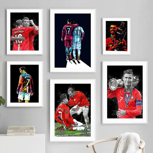 Kreative Wandgestaltung mit einem Poster von Cristiano Ronaldo und Wayne Rooney. Hochwertiger Deko Print ohne Rahmen für die perfekte Fußballatmosphäre von justgoodmood.