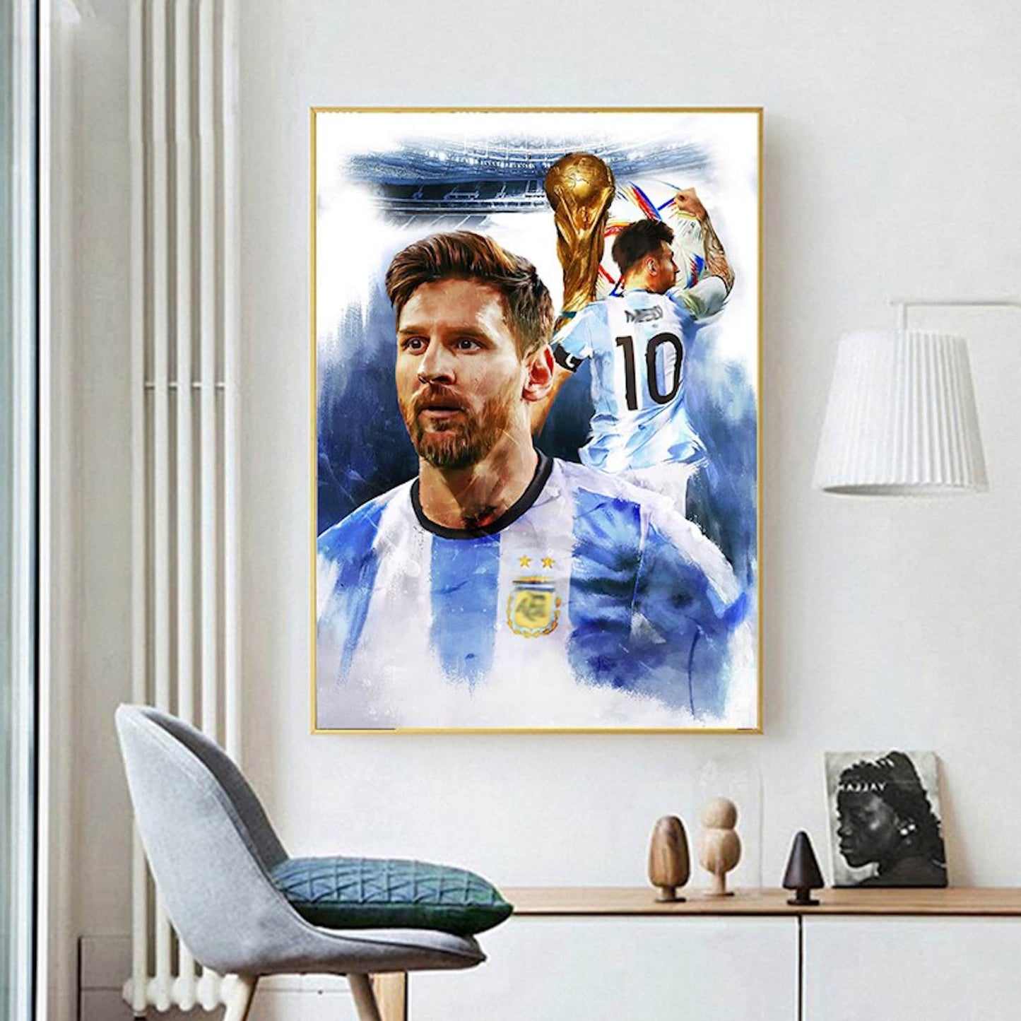 Poster Fußball Messi mit Sieger Pokal Weltmeisterschaft 2022 in Qatar mit Argentinien als Deko Print ohne Rahmen