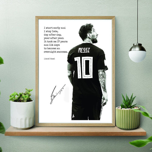 Stylisches Messi Nummer 10 Poster mit motivierendem Zitat und Signatur, perfekt für Fußballfans, angeboten von justgoodmood.