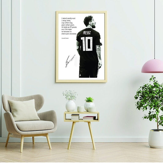 Ansprechendes Poster von Lionel Messi Nummer 10 mit inspirierendem Spruch und Unterschrift, ideal als Dekor von justgoodmood.
