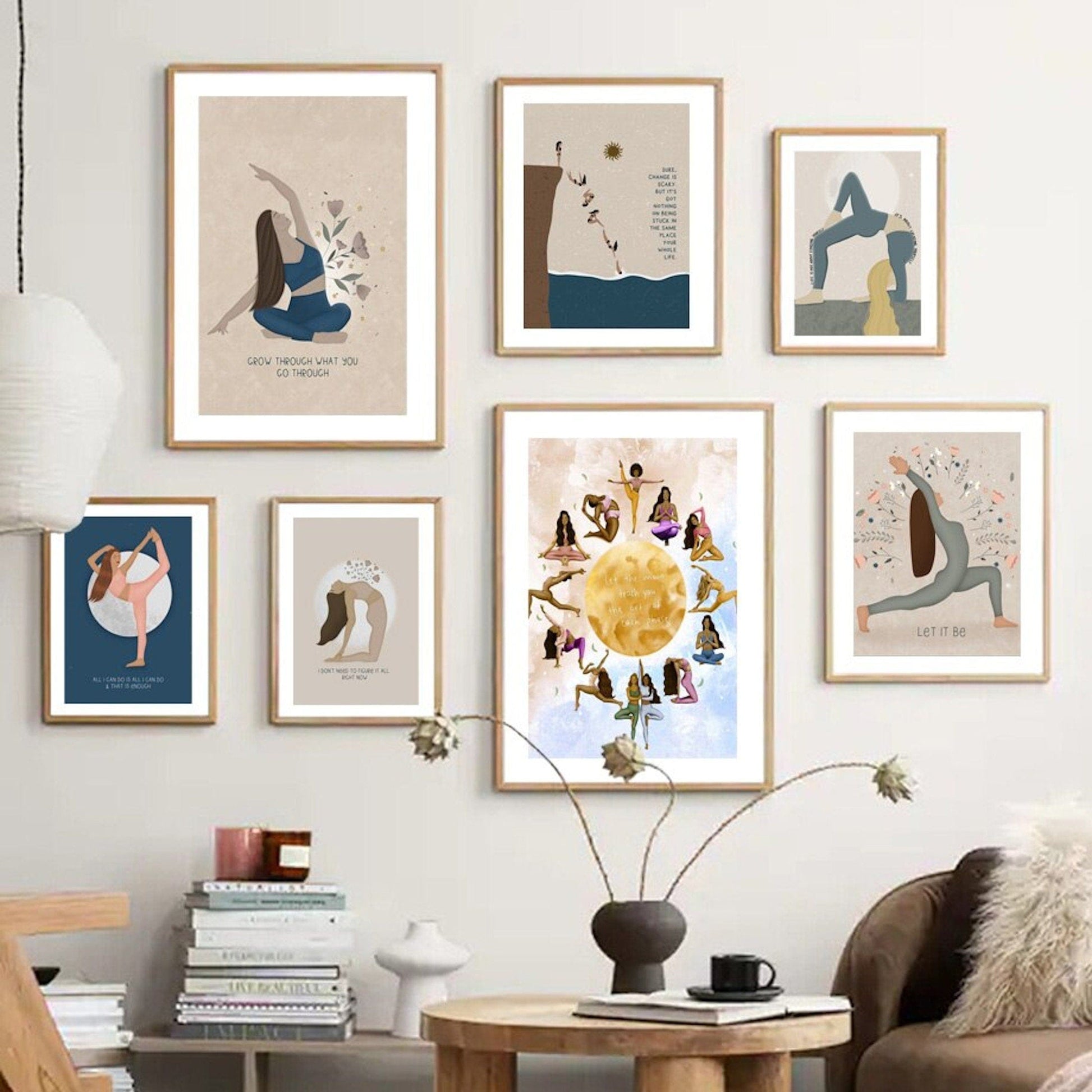 Wanddekoration mit inspirierenden Yoga Sprüchen von justgoodmood, die positive Gedanken fördern. Stilvoll eingerahmt in einem modernen Wohnambiente.